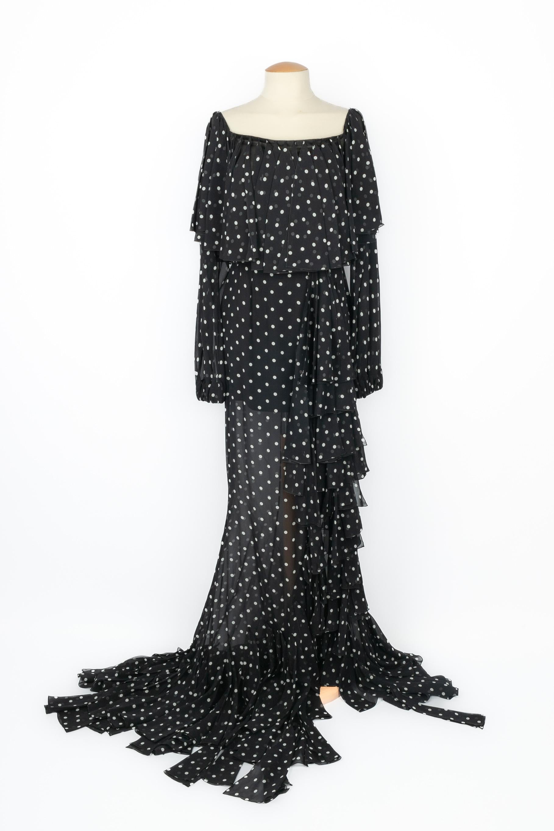 BALMAIN - Abito lungo in seta stampato a pois bianchi su sfondo nero. Taglia 36FR. 2020 Resort Collection, sotto la direzione artistica di Olivier Rousteing.

Condizioni:
Ottime condizioni

Dimensioni:
Petto: 36 cm - Vita: 36 cm - Lunghezza: 200