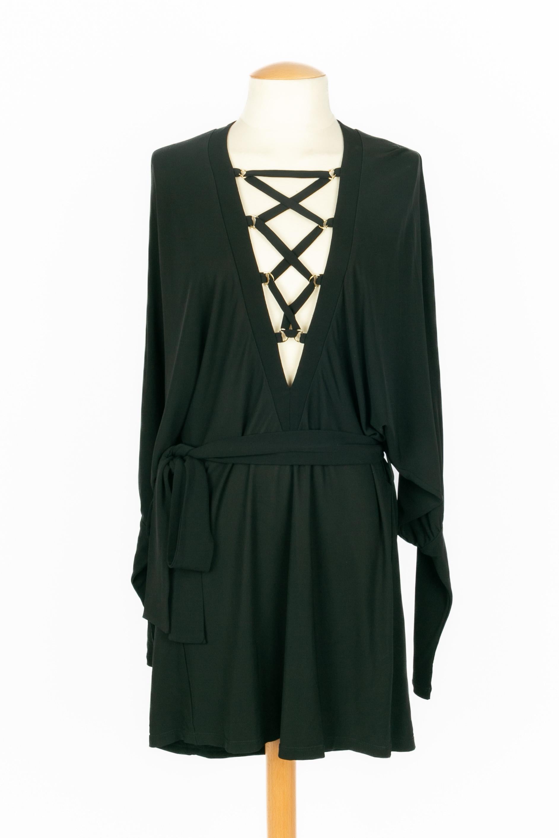 BALMAIN - (Made in France) Short black stretch tunic dress with wide long sleeves tightened at the wrist, a V-neck with laces, and fitted at the waist. Size 38FR indicated.

Condition:
Very good condition

Dimensions:
Shoulder width: 38 cm - Sleeve