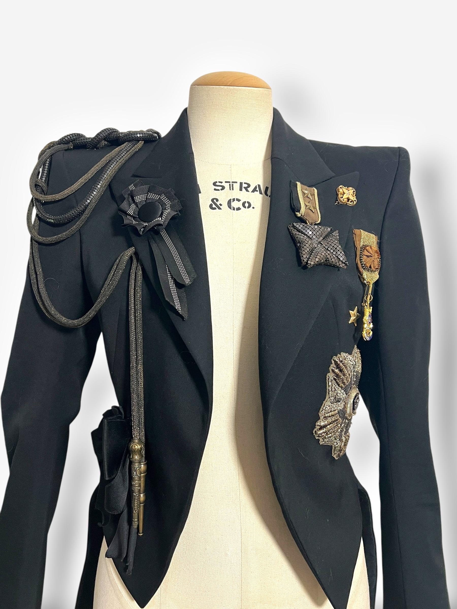 

Dieser seltene schwarze Wollfrack aus der kultigen Frühjahr/Sommer-Kollektion 2010 von Balmain unter der Leitung von Christophe Decarnin verkörpert die scharfe, vom Militär inspirierte Ästhetik, die das Haus in dieser Ära prägte. Die taillierte