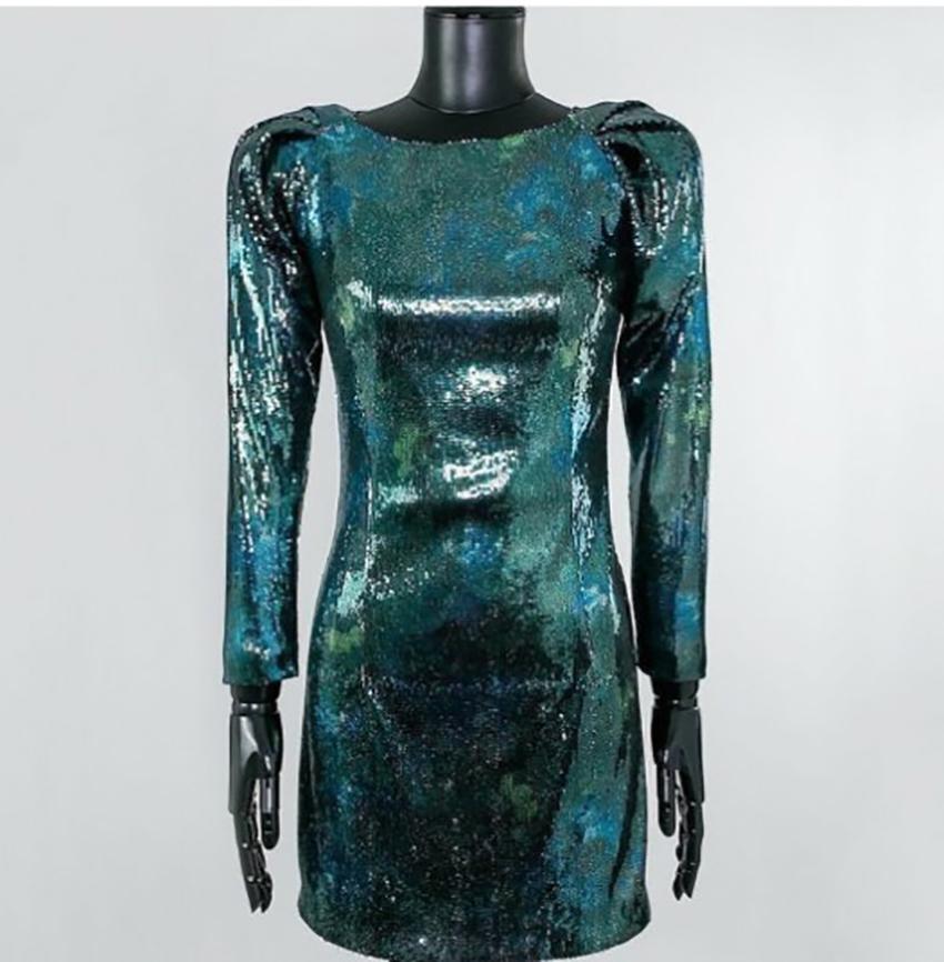 BALMAIN


Cocktail evening Aquamarine color Sequins dress

 Hidden back zip closure. 

Round neck

Long sleeves

 
Trim: Sequins


Size 36 or US 2/4



Made in France

Pre-owned. Perfect condition

 100% authentic guarantee 

       PLEASE VISIT OUR
