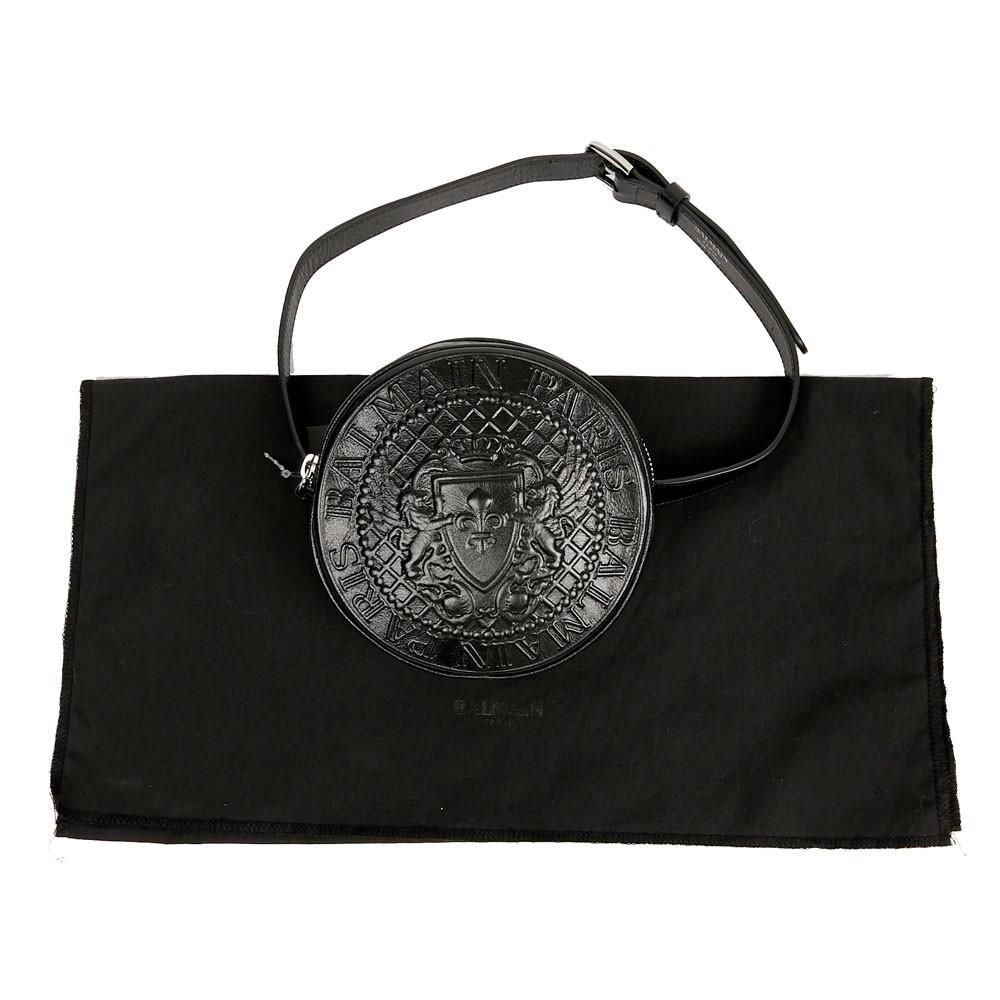 Balmain belt bag

Practical for all occasions, this Balmain clutch belt is made of black embossed leather. Closes with a zip. It is in very good condition. 
Made in Italy. It measures 15 cm in diameter and the length to the last hole measures 77 cm.