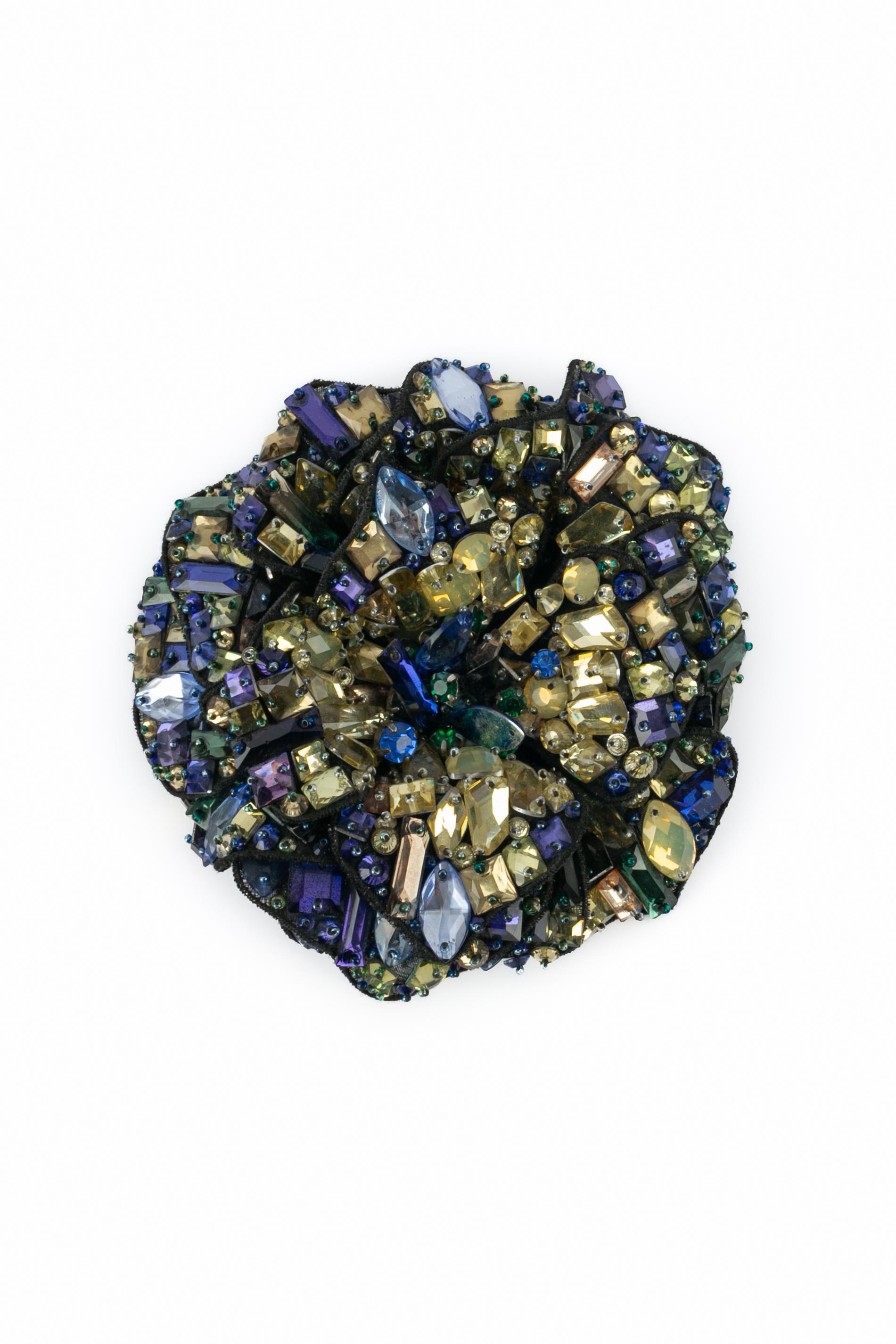 BALMAIN - Broche flor negro totalmente bordado con brillantes azules, morados y dorados.

Estado:
Buen estado

Dimensiones:
Diámetro: unos 14 cm

SKU:BR51
