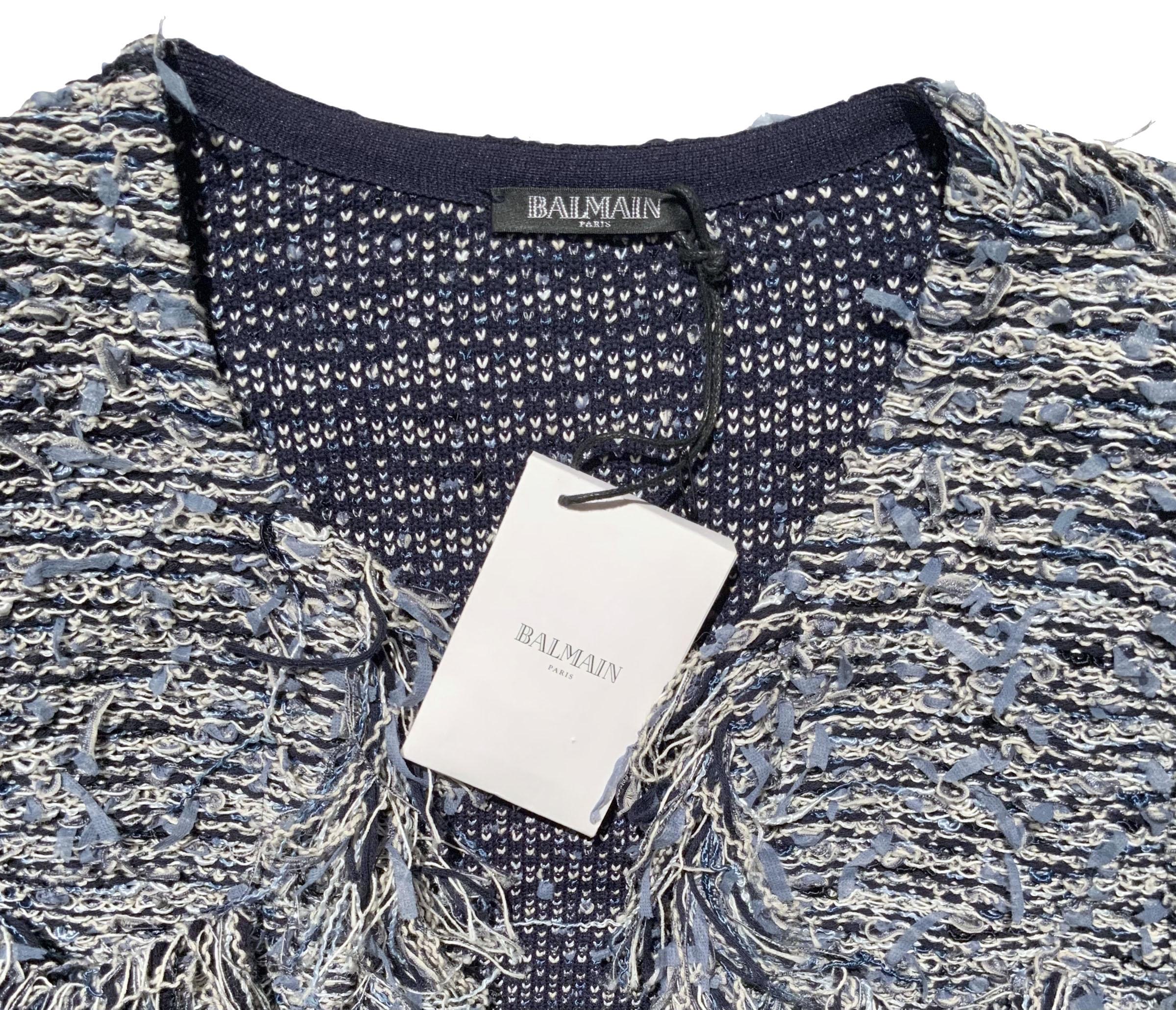 This pre-owned but new (with tag) jacket from Balmain is crafted in a blue and white tweed with fringes finish and beautiful details as the gold-tone buttons on the pockets and on the sleeves. 
no front buttons for more ease.

Fabric: 50% polyamide,