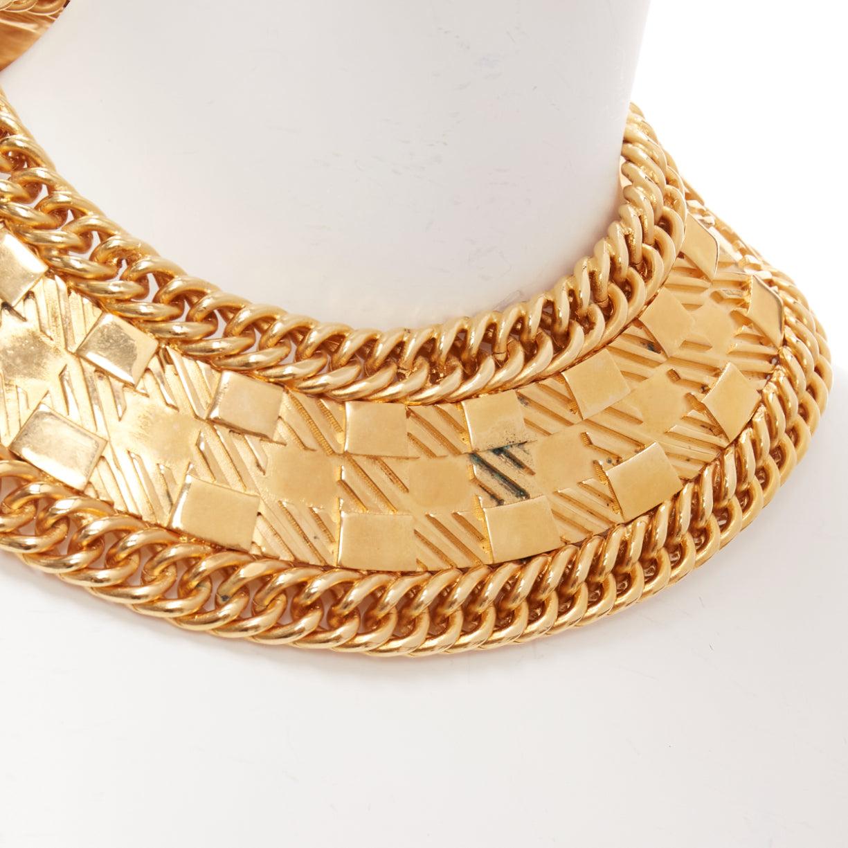 BALMAIN gold 3D checkered chain heavy metal choker plate necklace
Reference: AAWC/A01258
Brand: Balmain
Designer: Olivier Rousteing
Material: Metal
Color: Gold
Pattern: Solid
Lining: Gold Metal

CONDITION:
Condition: Good, this item was pre-owned