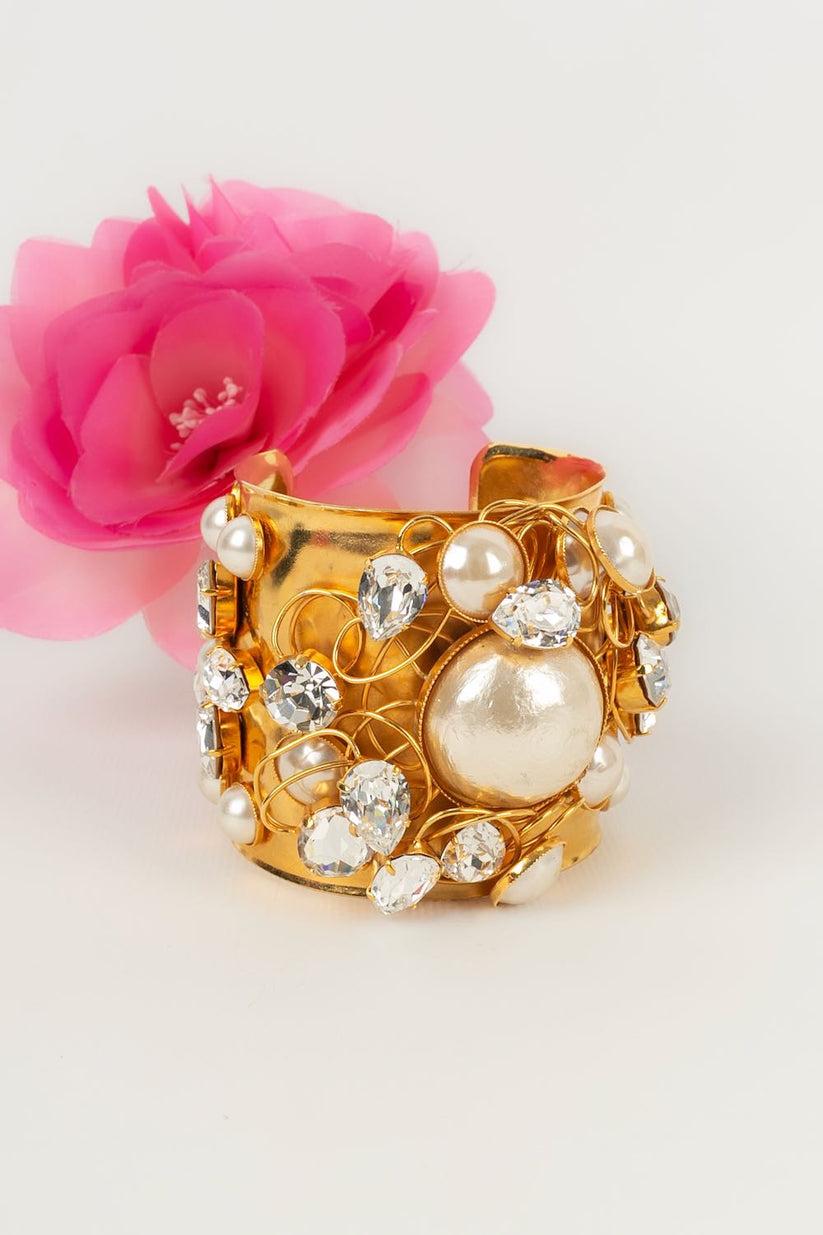 Balmain - Gold metal cuff, rhinestones and pearly cabochons.

Additional information:

Dimensions: Circumference: 15 cm 
Opening: 3.5 cm

Condition: 
Very good condition
Seller Ref number: BRA108