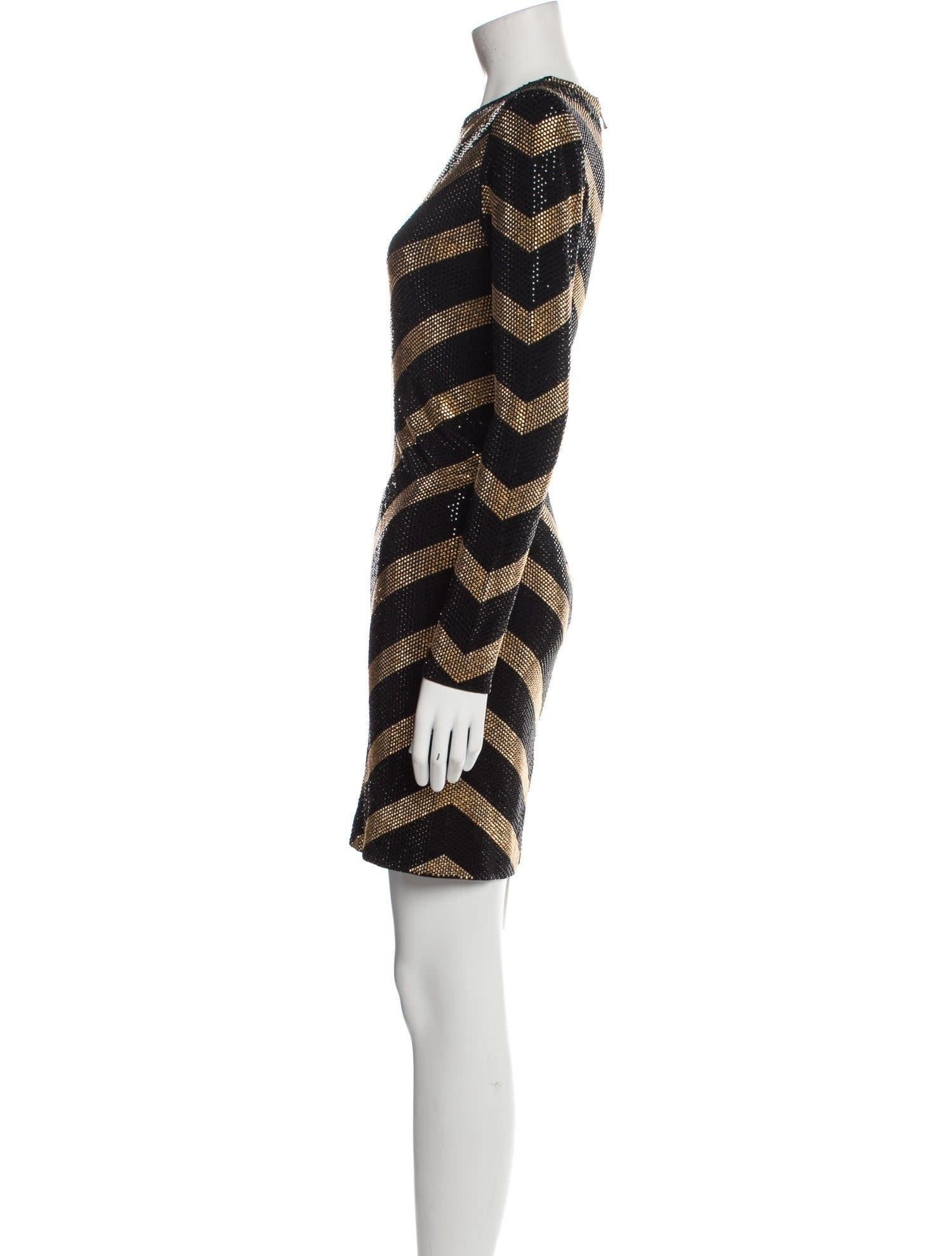 BALMAIN GOLD STRIPED BLACK MINI DRESS (MEDIUM)

The Balmain Shift mini dress in black features a gold striped design with studded accents for a touch of edge. Designed with long sleeves and a classic crew neck, offering a sleek and contemporary