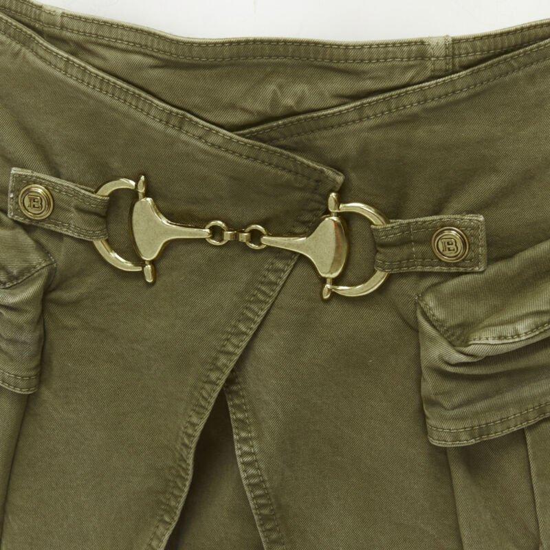 BALMAIN gold tone horsebit buckle green distressed cargo mini skirt FR34 XS
Reference: AAWC/A00311
Brand: Balmain
Designer: Olivier Rousteing
Material: Cotton, Blend
Color: Green, Gold
Pattern: Solid
Closure: Zip
Extra Details: Back zip detail.
Made