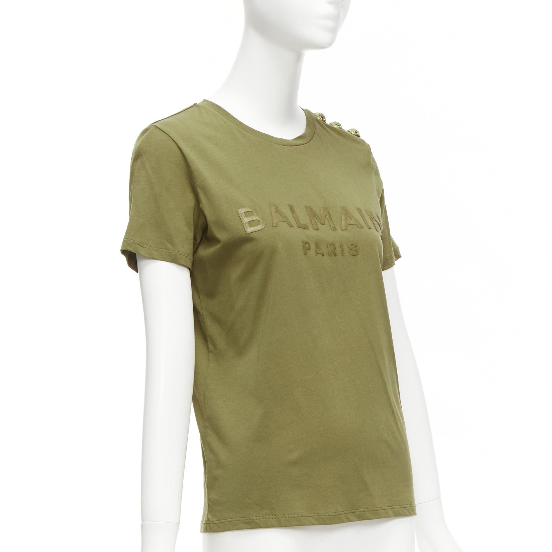 BALMAIN grün-braunes Logo-Militärknöpfe-T-Shirt XS im Zustand „Gut“ im Angebot in Hong Kong, NT