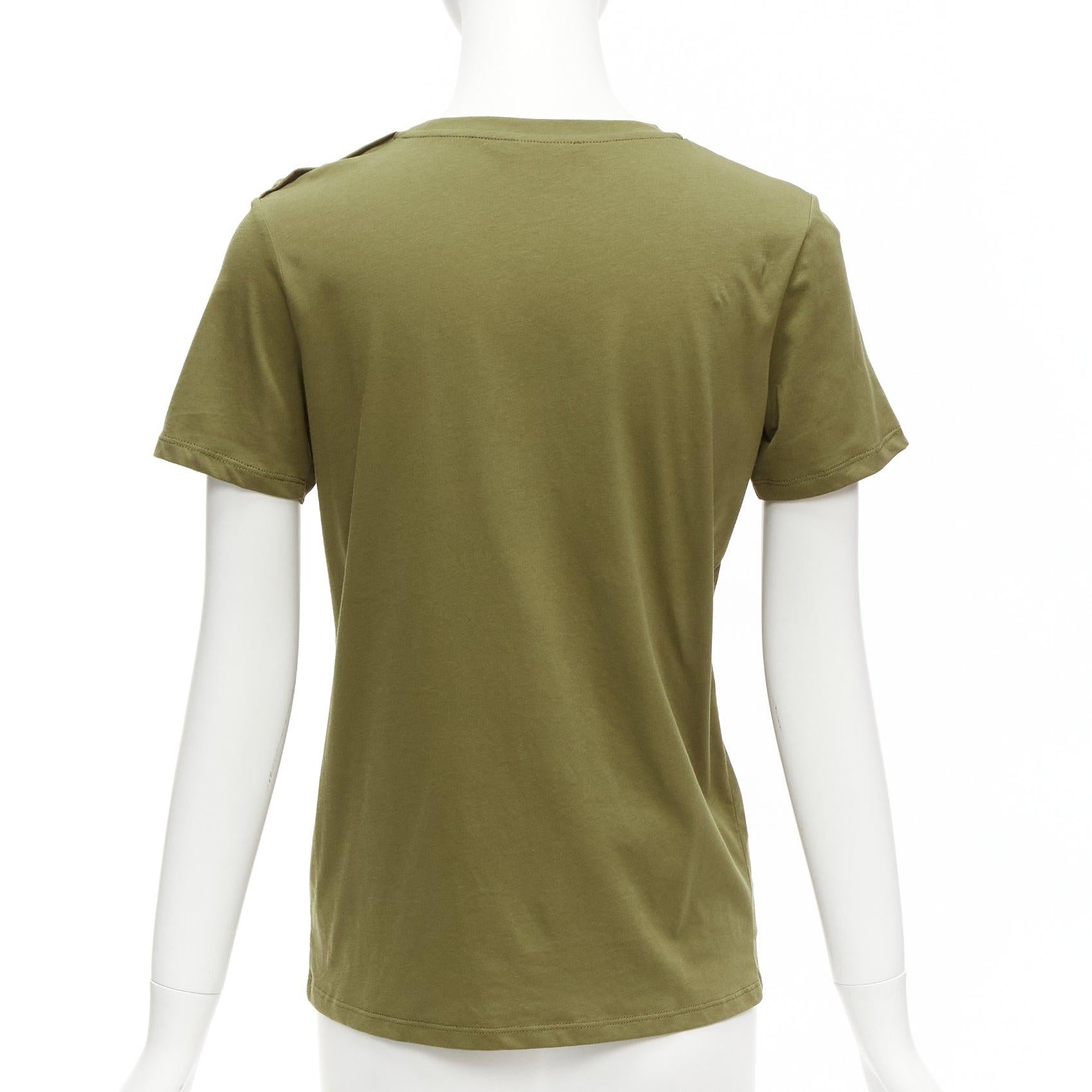 BALMAIN grün-braunes Logo-Militärknöpfe-T-Shirt XS im Angebot 1