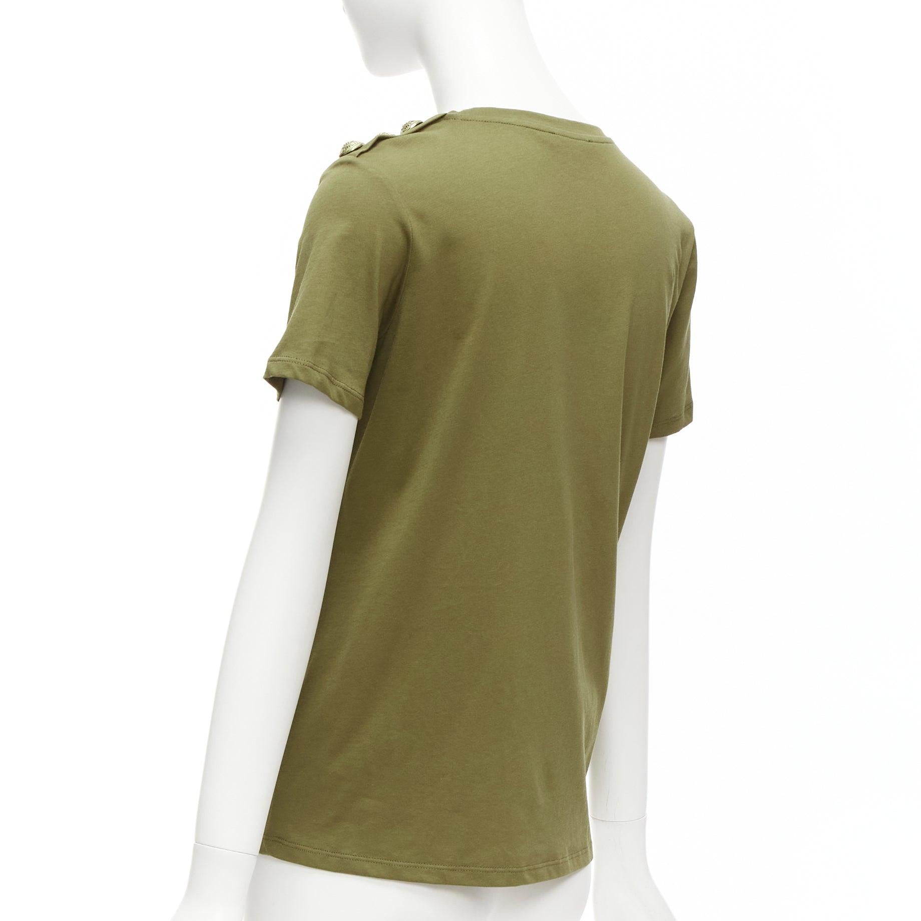 BALMAIN grün-braunes Logo-Militärknöpfe-T-Shirt XS im Angebot 2