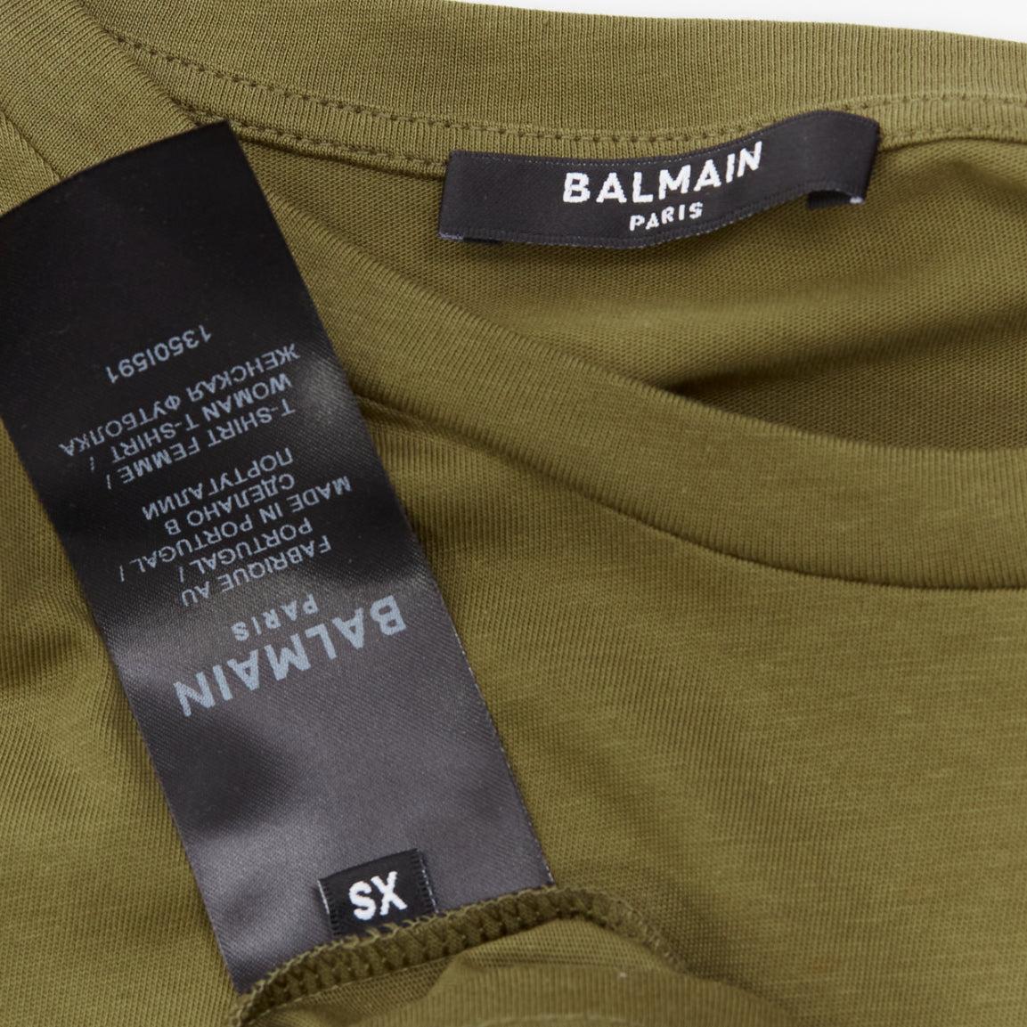 BALMAIN grün-braunes Logo-Militärknöpfe-T-Shirt XS im Angebot 4