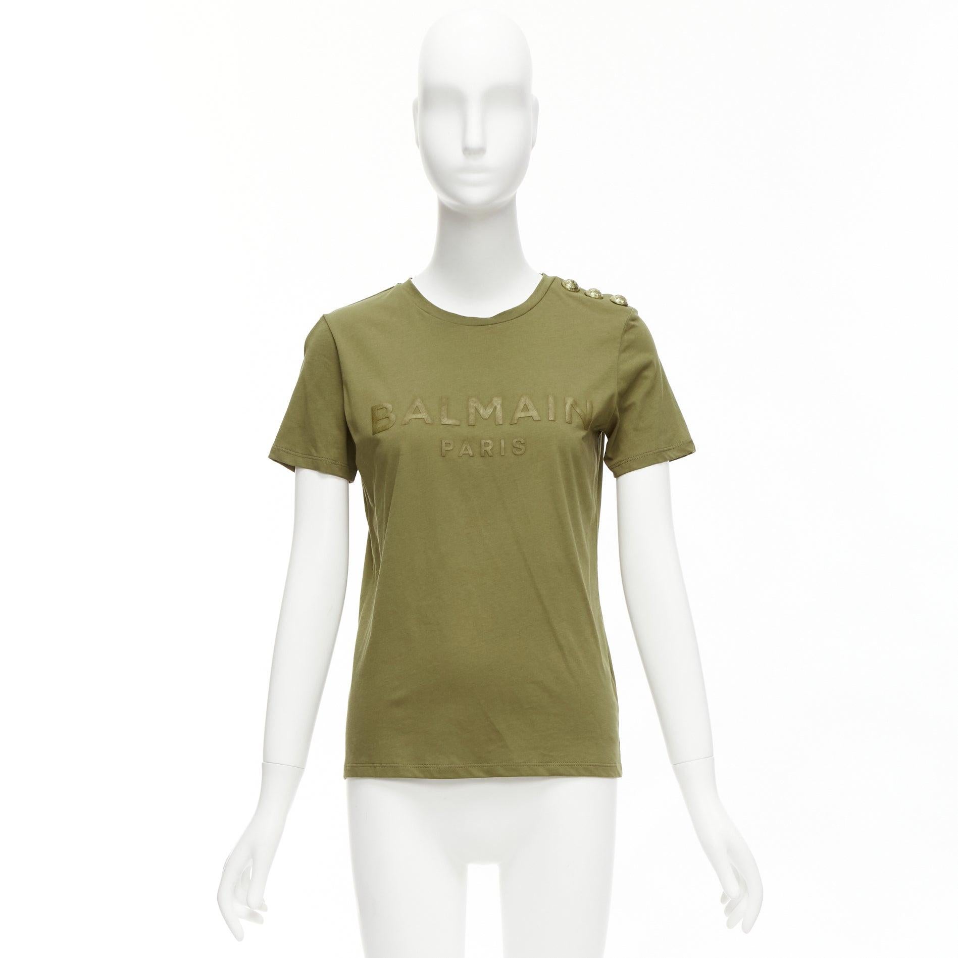 BALMAIN grün-braunes Logo-Militärknöpfe-T-Shirt XS im Angebot 5