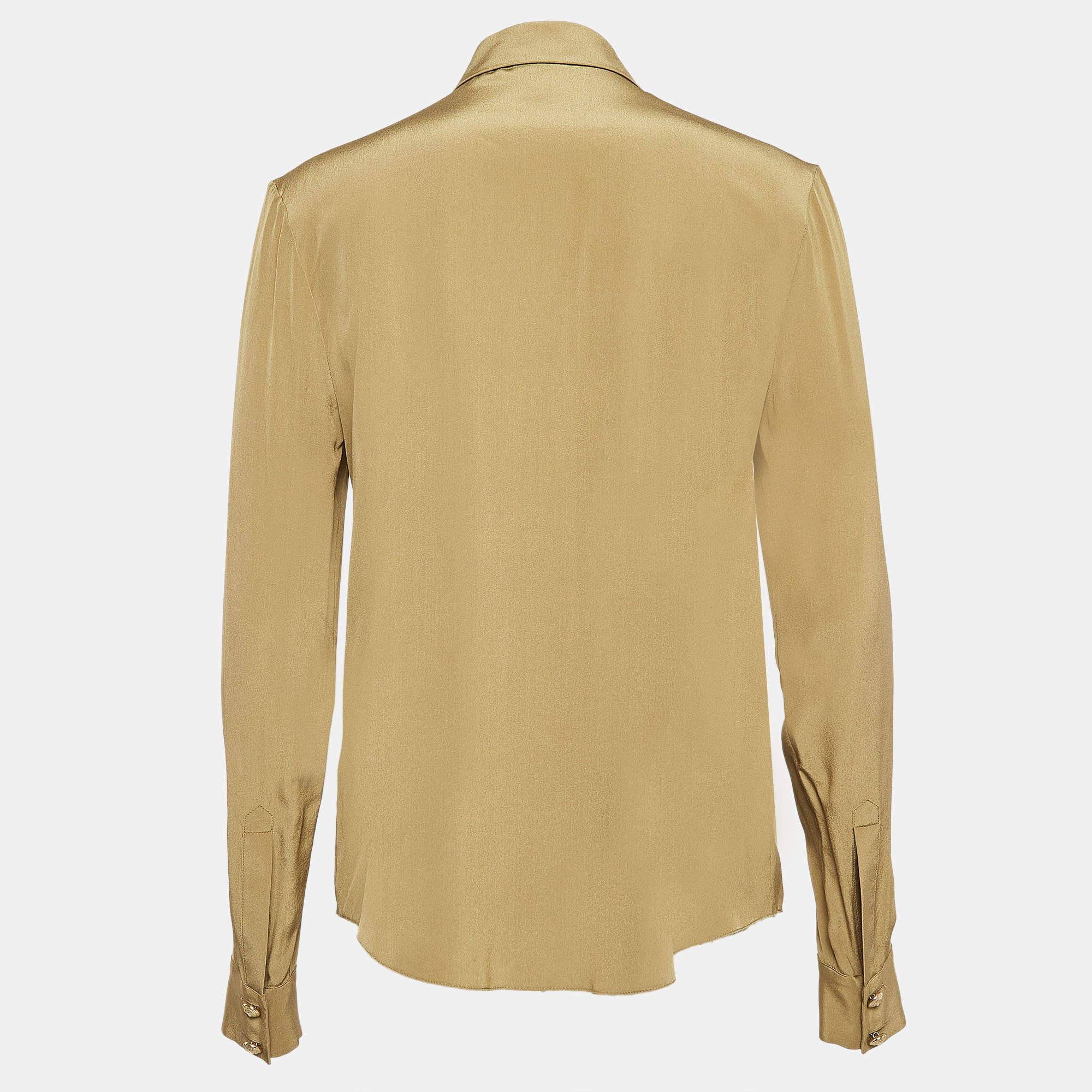 Questa creazione si abbina a gonne e pantaloni  tute  o jeans. Con l'obiettivo di essere versatile e confortevole  Balmain propone questa camicia con bottoni sul davanti, realizzata in seta.