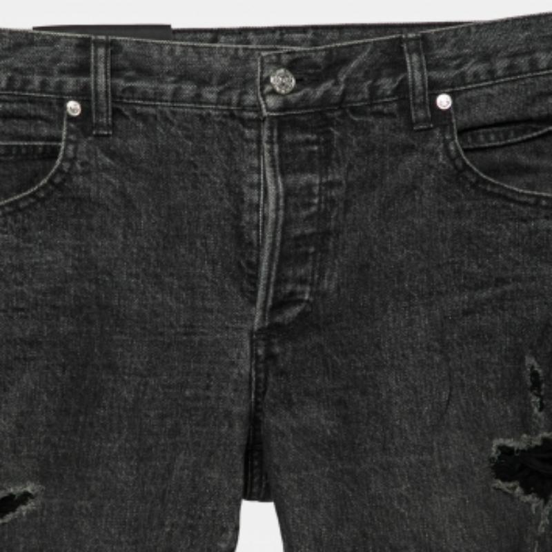 Spend the day comfortably in these shorts from the House of Balmain. They are tailored from grey distressed denim fabric and feature buttoned closure and six external pockets. These Balmain shorts make a great pick for your vacations.
