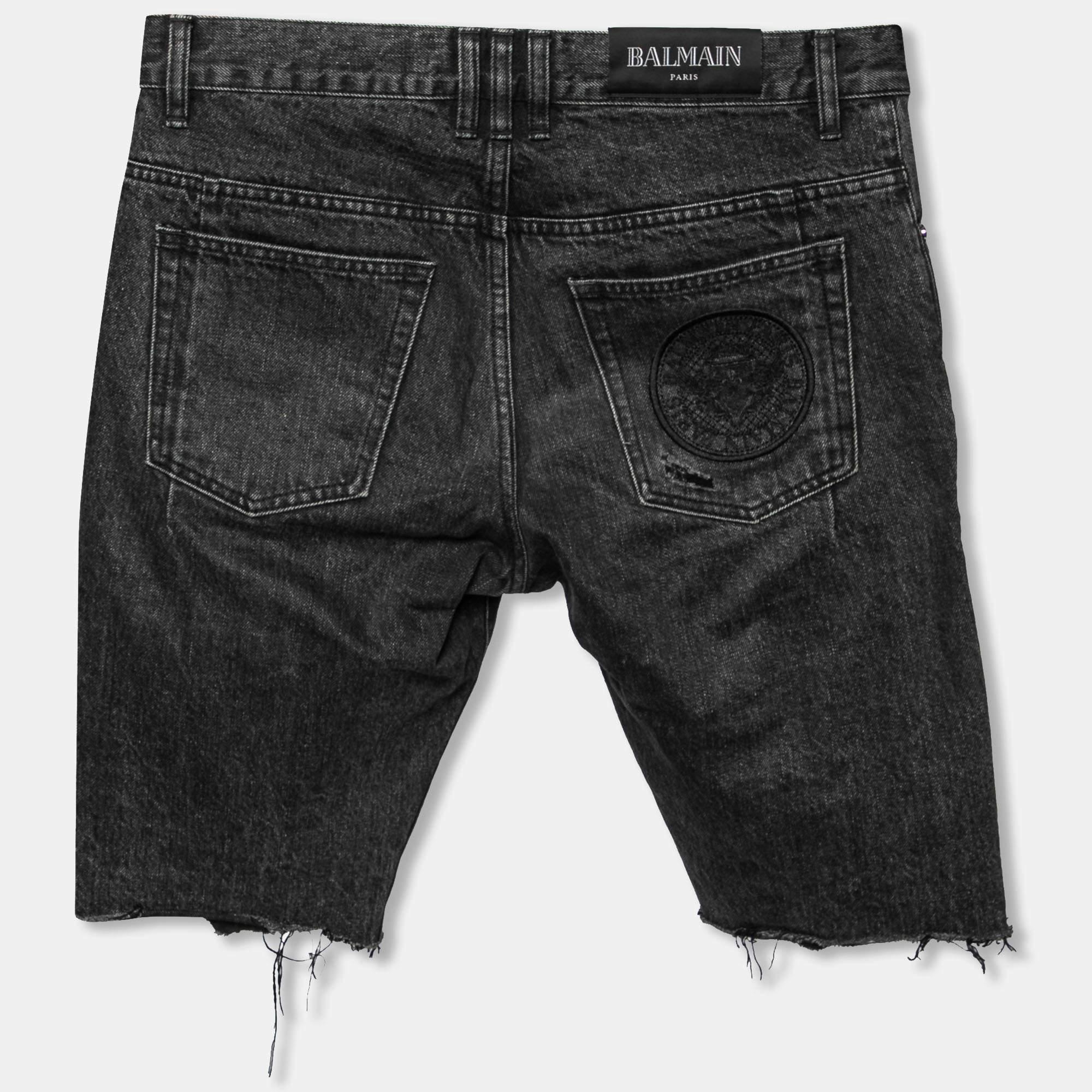 Spend the day comfortably in these shorts from the House of Balmain. They are tailored from grey distressed denim fabric and feature buttoned closure and six external pockets. These Balmain shorts make a great pick for your vacations.

