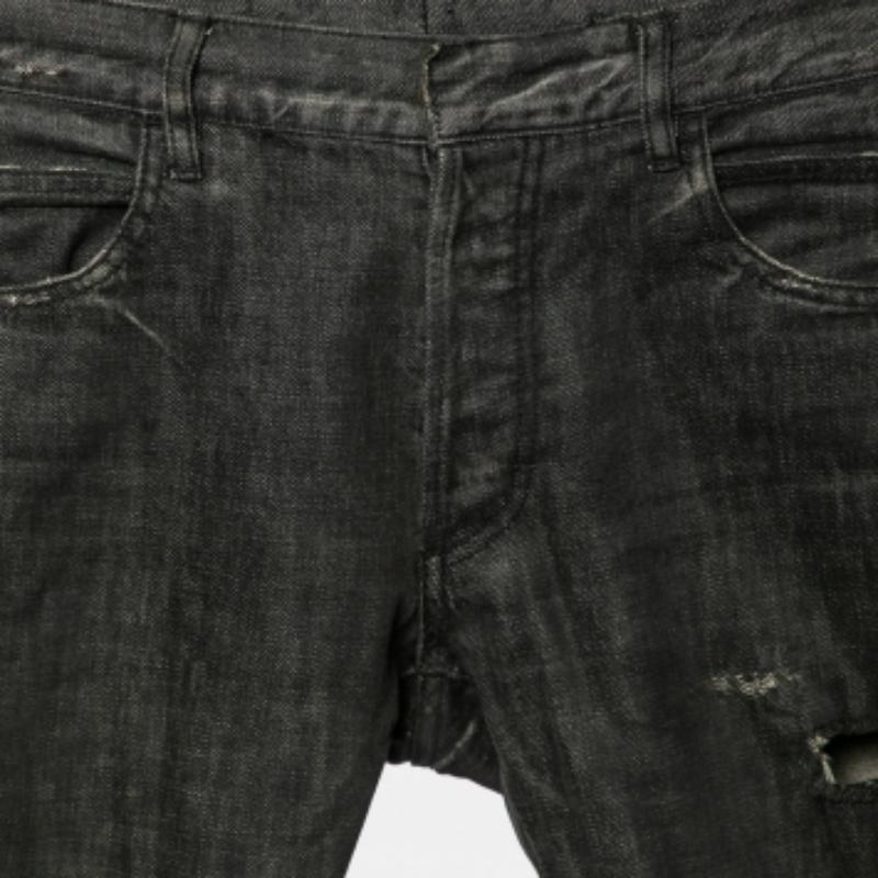 An edgy pair of shorts to add to your wardrobe is this grey one from Balmain. Made from comfortable cotton, these shorts feature a distressed design, frayed edges on the hems, a buttoned closure, and external pockets.
