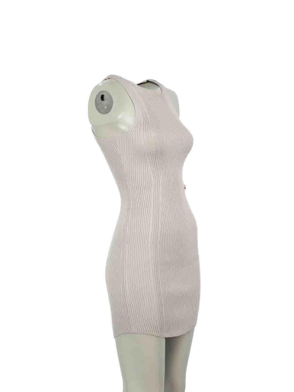 CONDIT ist sehr gut. Minimale Abnutzung des Kleides ist offensichtlich. Minimale Abnutzung der Textur des Kleides mit Zupfen an der Strickware bei diesem gebrauchten Balmain Designer-Wiederverkaufsartikel.
