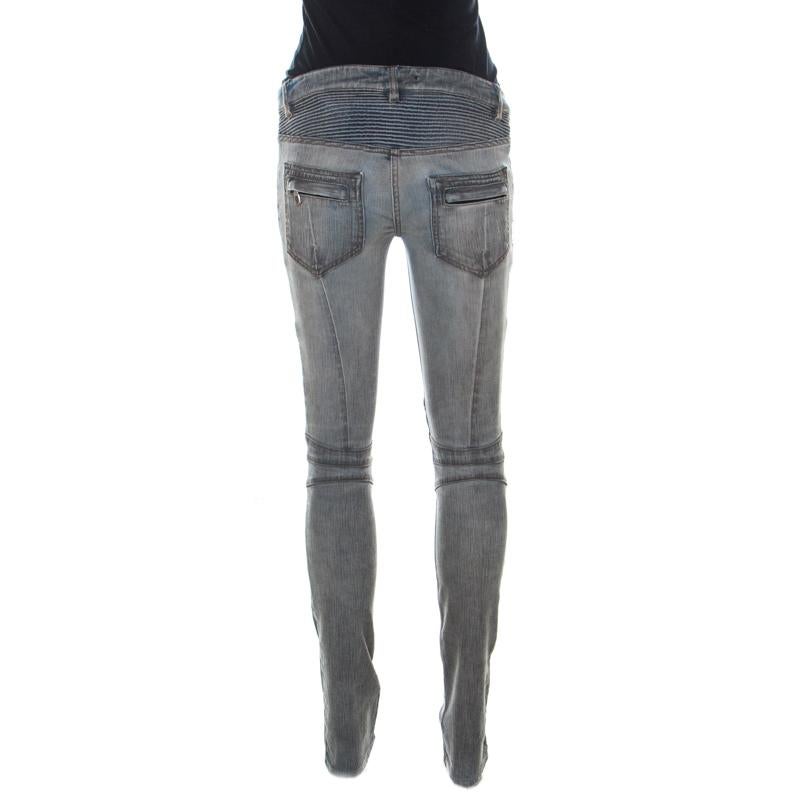Balmain’s skinny jeans are going to be your next pick! With a beautiful grey washed effect, pin-tucked panels just above the knee and stitch details at the knee add to the design elements. The striking fly at the front makes this front zip denim