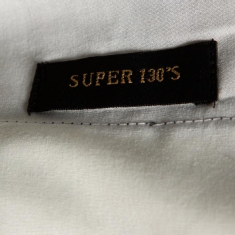 Diese Super 130's Hose aus dem Hause Balmain besticht durch ihr Design und ihre Passform. Sie sind aus grauem Wollstoff geschneidert und verfügen über einen Knopfverschluss und vier Außentaschen. Diese elegante, stilvolle und trendige Hose bringt