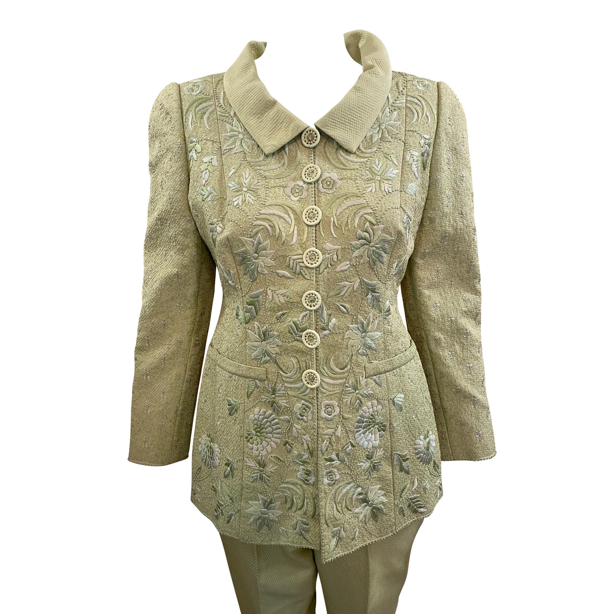 Atemberaubendes 2-teiliges Ensemble aus dem Hause Balmain. Mintgrün gepunktete Piqué-Baumwolle aus den späten 1990er Jahren. Wunderschön verarbeitetes Couture-Stück mit hübschen Häkelknöpfen und aufwendigen Stickereien. Mit Seide gefüttert. Die Hose