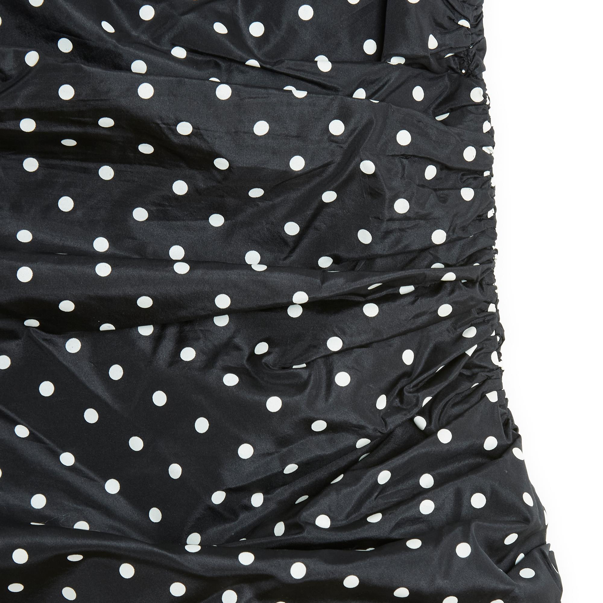 Pierre Balmain Haute Couture Kleid SS2000 Kollektion von Gilles Dufour aus schwarzem Seidenorganza mit weißen Tupfen, Rundhalsausschnitt, ärmellos, leicht asymmetrische Schultern, drapierte Taille (mit Innengürtel), schwarzes Seidenfutter,