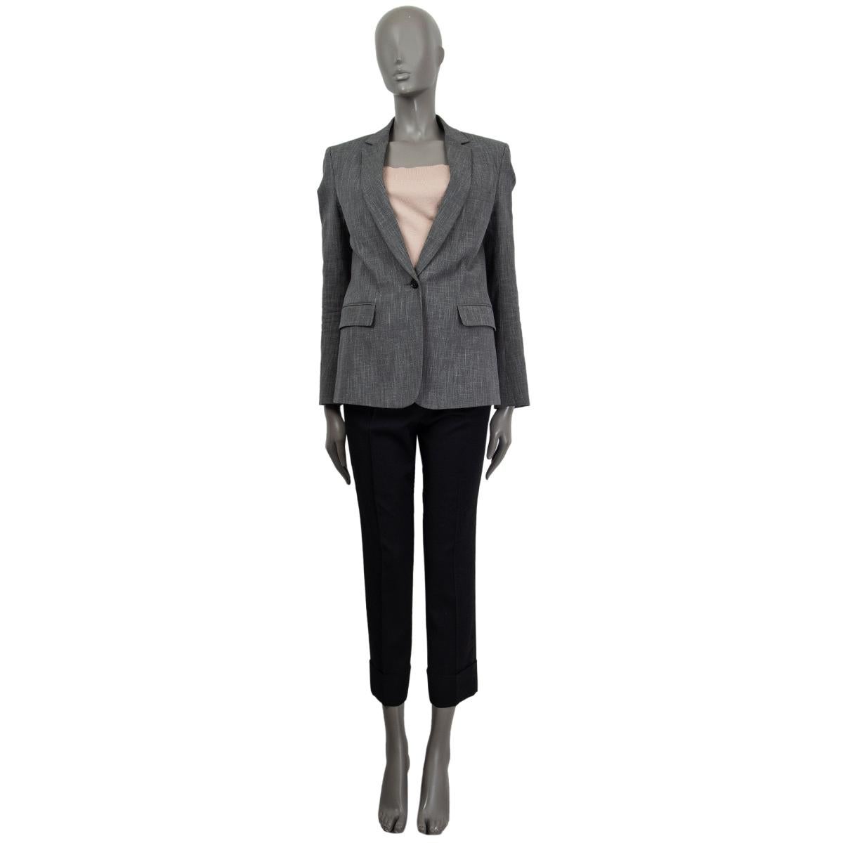 100% authentic Balmain classic fitted one.button blazer in grey melange cotton (94%) polyamide (4%) and elastane (2%) featuring two flap pockets and on slit chest pocket. Lined in black viscose (52%) and cotton (48%). Has been worn and is in