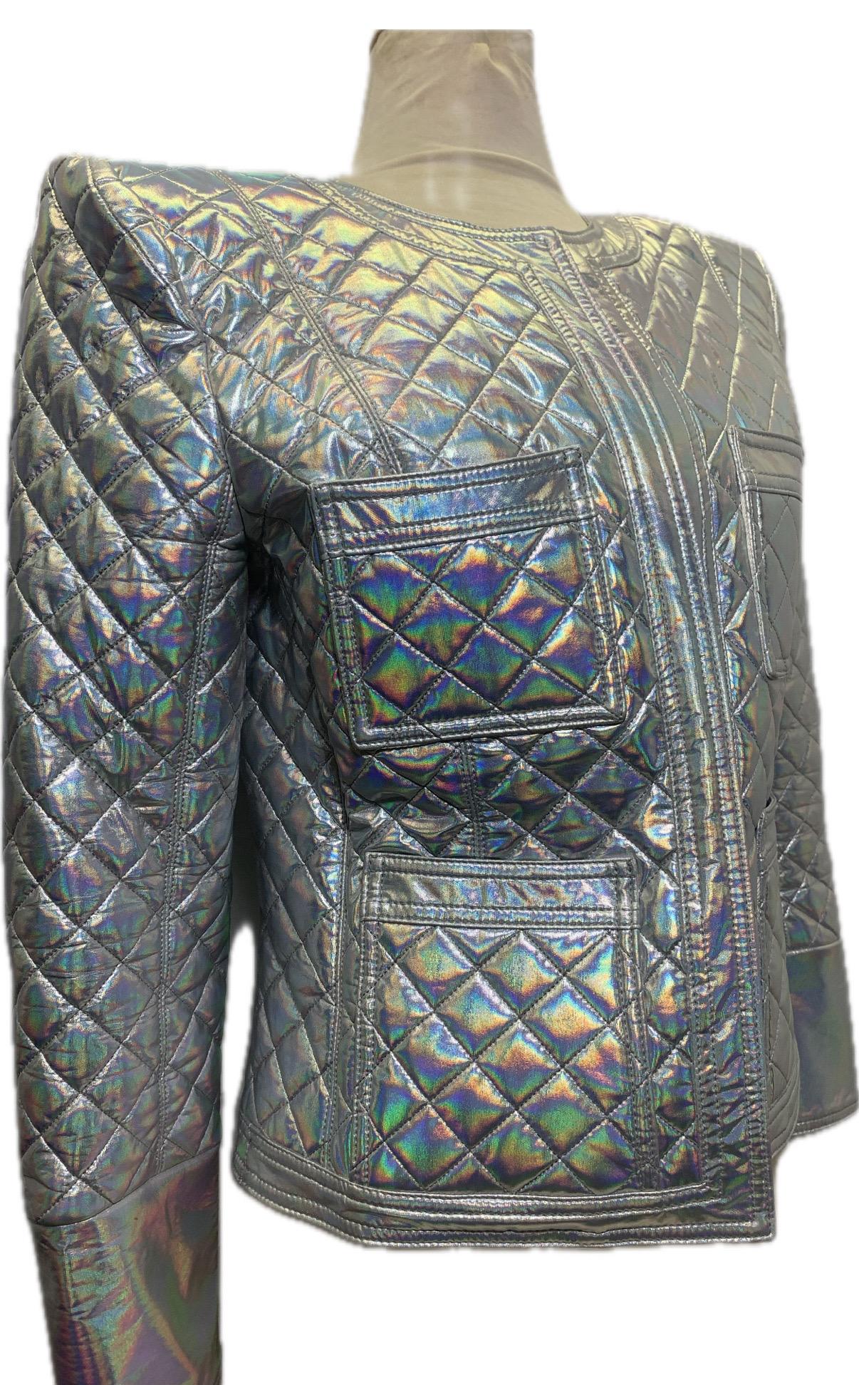Veste holographique matelassée irisée Balmain - Pré-automne 2017

Faites tourner les têtes avec cette veste Balmain ultra-rare de la collection Pre-Fall 2017, une pièce d'affirmation audacieuse qui fusionne l'aspect futuriste avec le tailoring