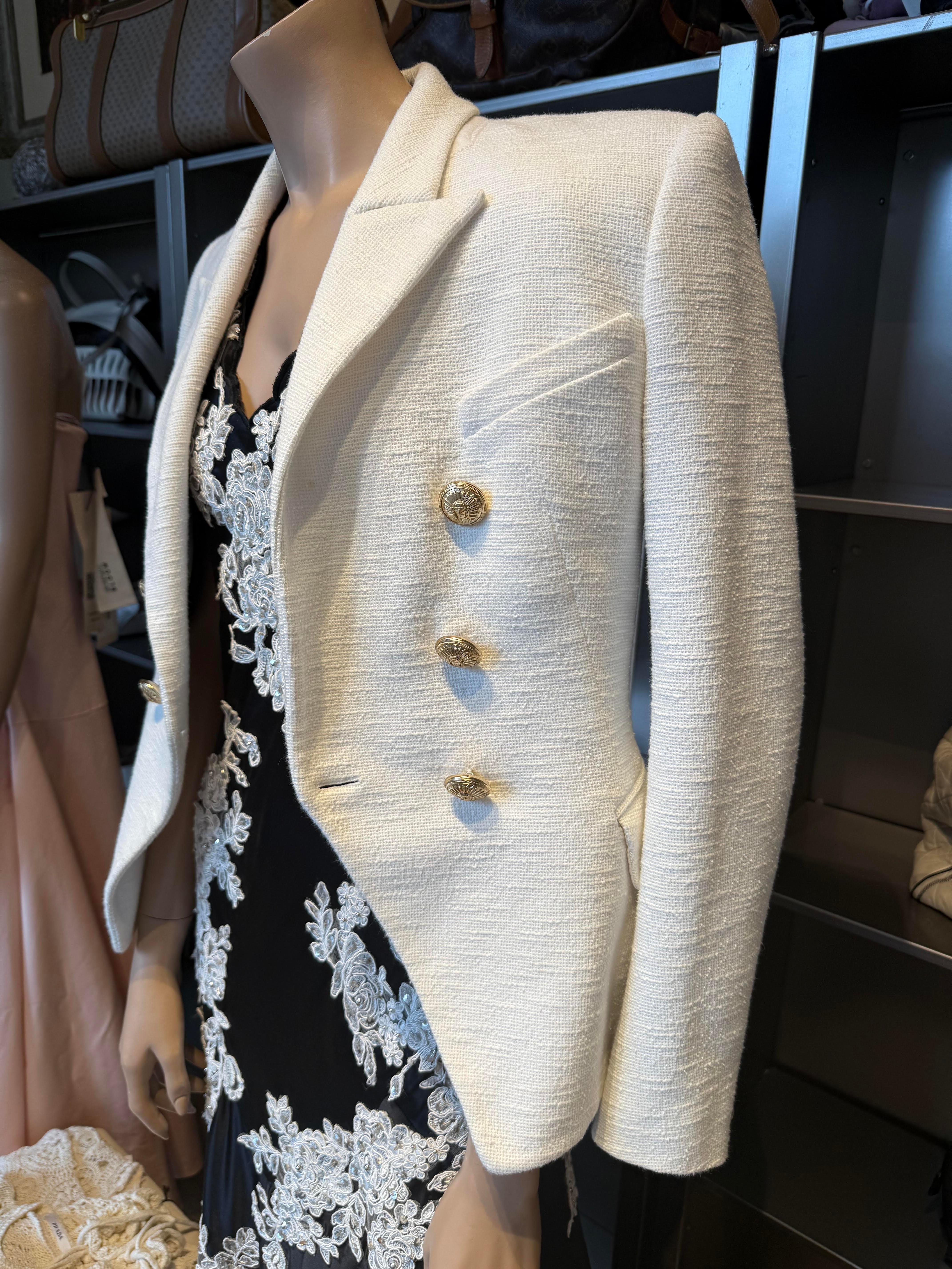 Espléndida chaqueta Balmain
Estilo doble casta
100% Algodón cruzado
Color blanco marfil
Botones dorados trabajados
Tres bolsillos
Longitud hombro/cuello cm 58 (22,8 pulgadas)
Hombro cm 42 (16,5 pulgadas)
¡Envío prioritario a todo el mundo incluido