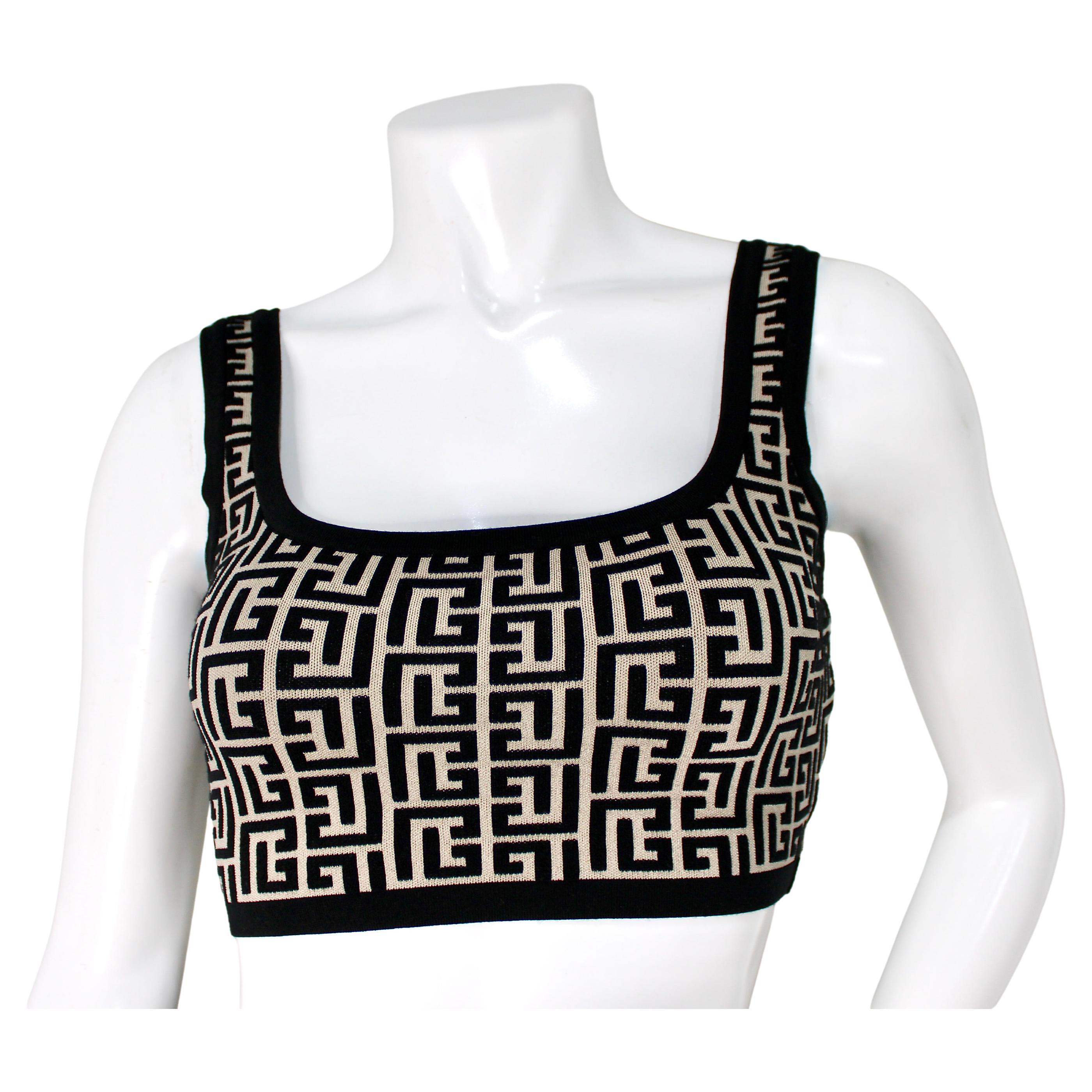 La canotta Balmain Jacquard Knit Monogram Cropped Knit è un pezzo sorprendente ed elegante che combina perfettamente il lusso con lo stile casual. Realizzata in tessuto jacquard elasticizzato, questa canotta presenta un sofisticato motivo a monogram