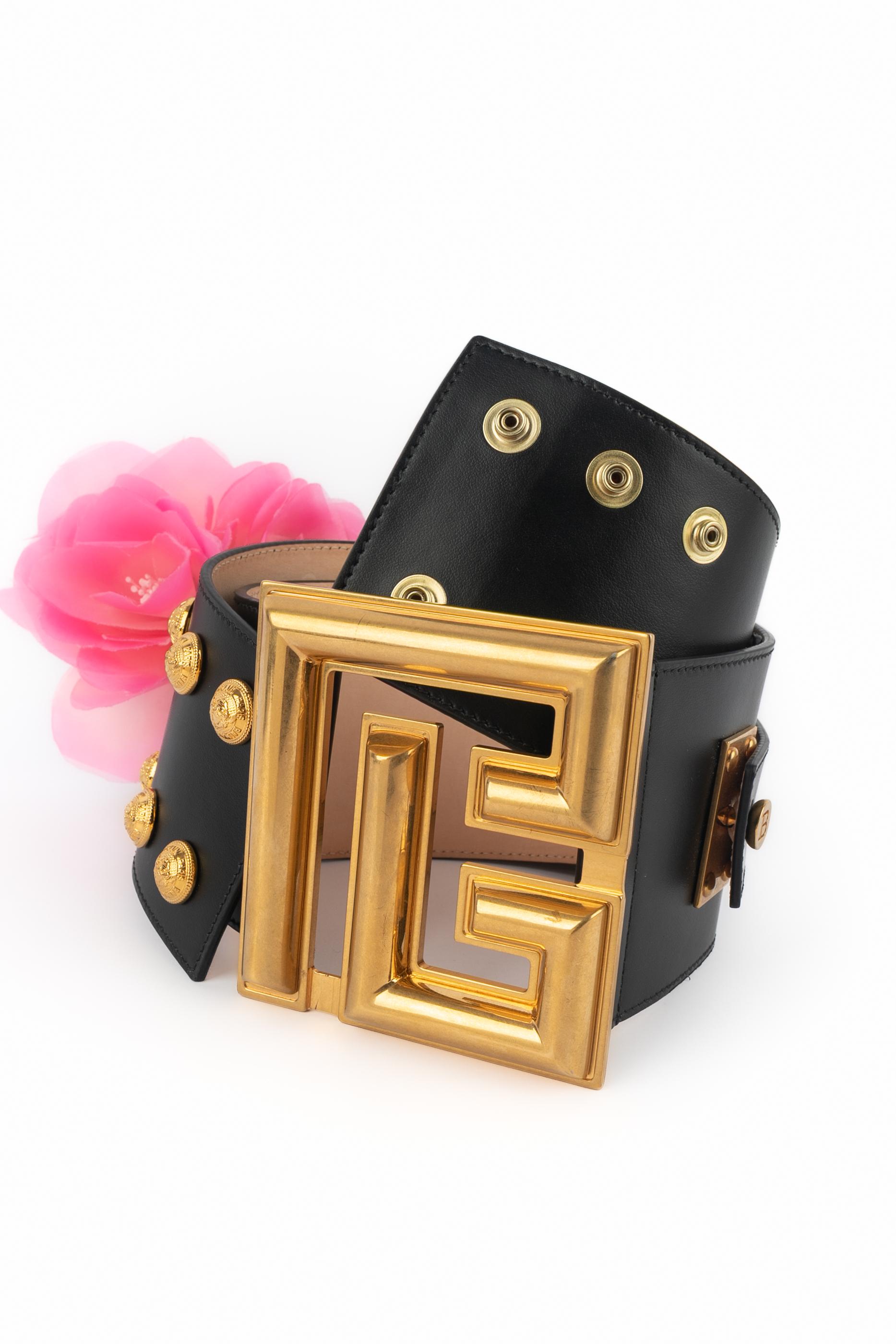 BALMAIN - (Made in Italy) Wide black leather belt with a Labyrinth buckle at the initials of the brand. Size 70

Condition :
Very good condition

Dimensions:
Size 70 - Width: 8 cm

SKU:ACC176