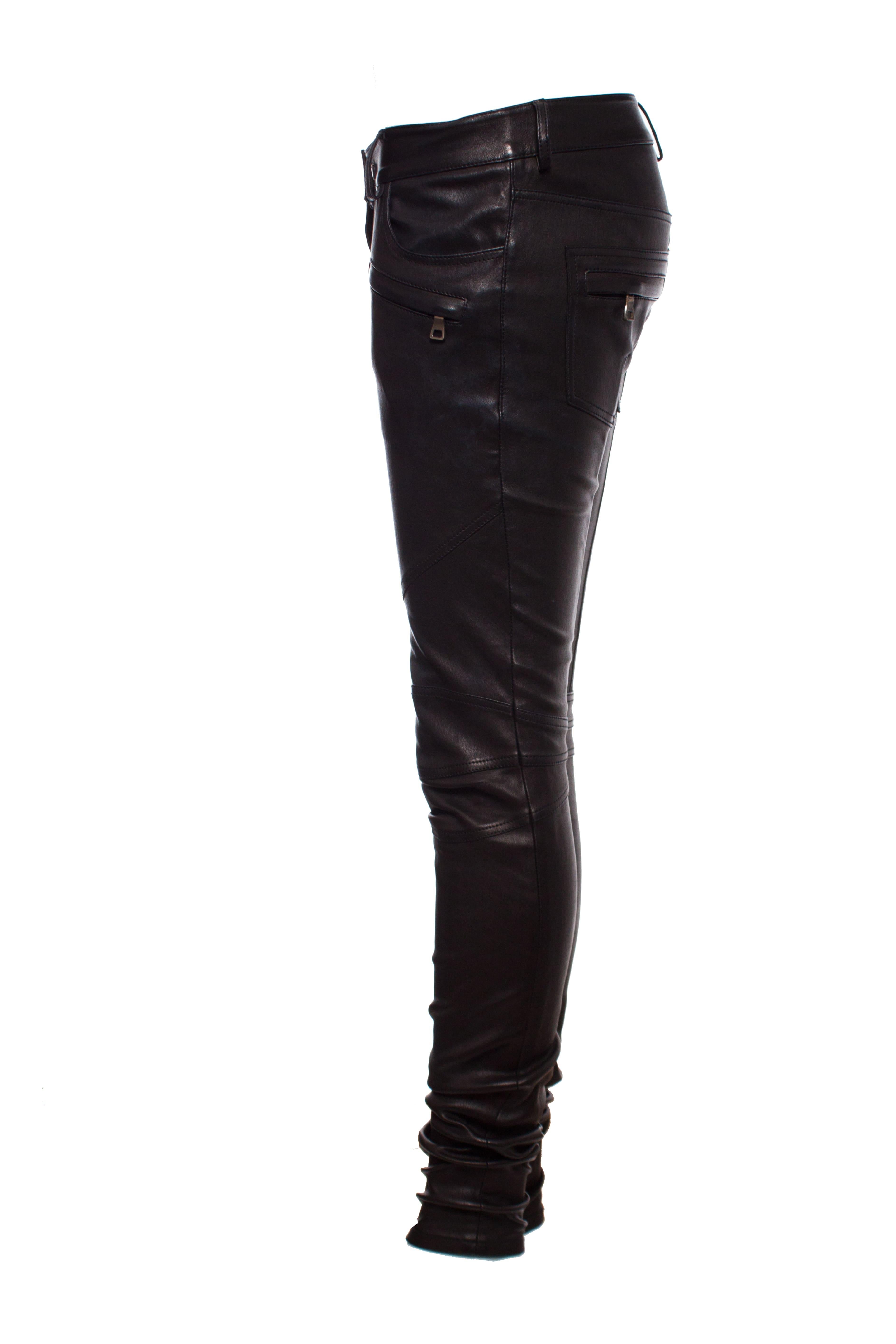 Balmain, ribbed stretched leather biker trousers in black. This piece is in good condition.

• SIZE: FR38 - S

• MEASUREMENTS: length 106 cm, width 41 cm, inside leg length 87 cm, width ankle 12 cm

• FABRIC: 100% lamb leather

• CARE: special