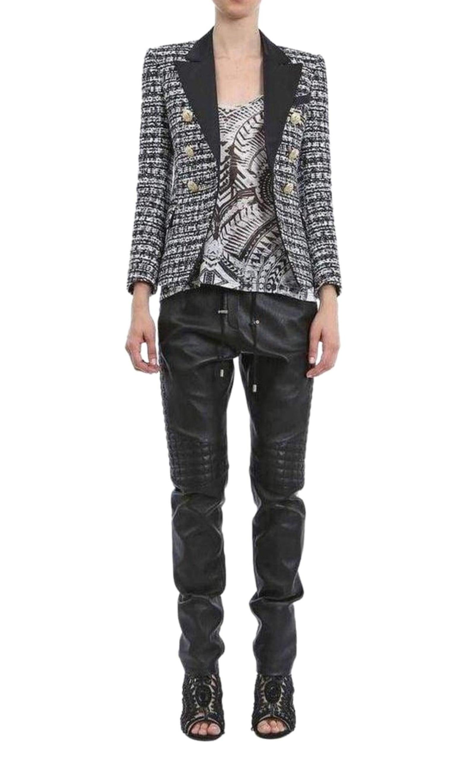 Diese gesteppte Lederhose ist am Bein verjüngt und an der Hüfte geschlitzt, was sie zu einem sehr bequemen Teil macht. Tragen Sie dazu ein Oberteil mit Animal-Print, eine Lederjacke und Pumps mit hohen Absätzen für einen Rock-and-Roll- und