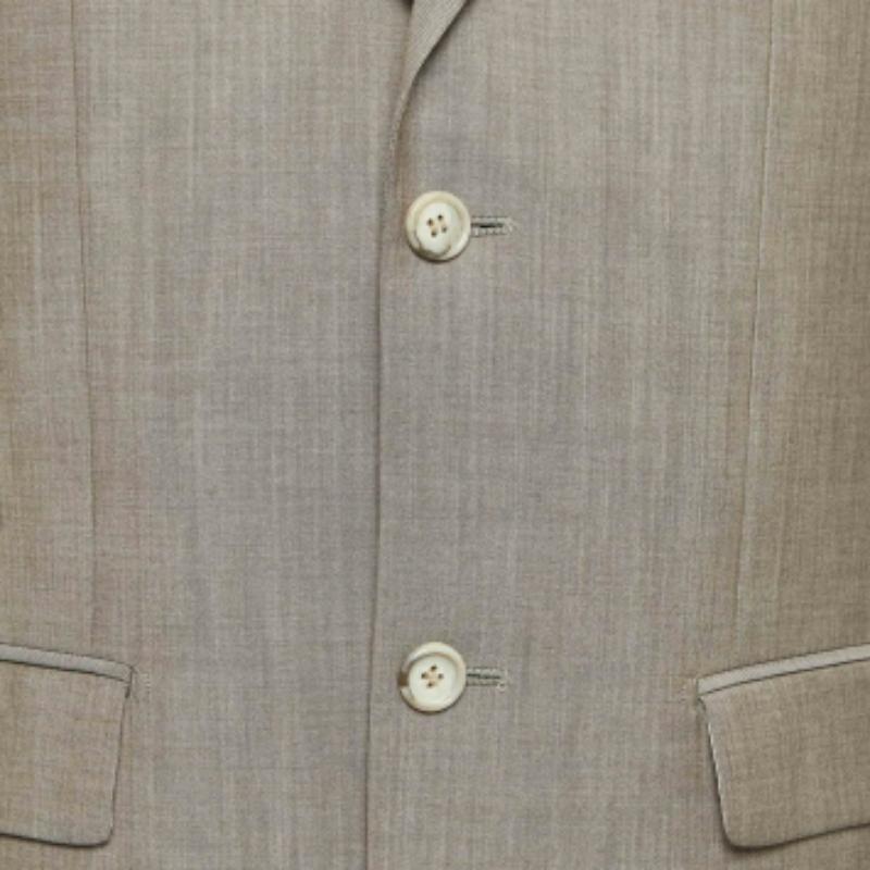 Dieser Blazer verleiht Ihnen Klasse und Luxus, wenn Sie ihn tragen. Es ist mit langen Ärmeln versehen, die ihm ein elegantes Finish verleihen.