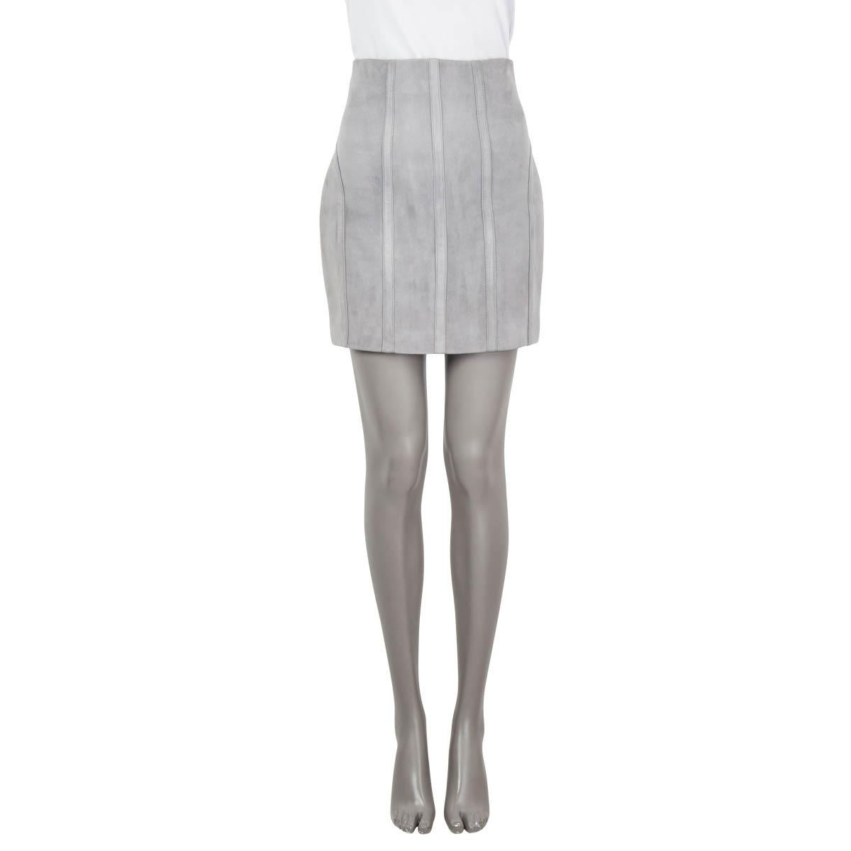 100% authentic Balmain vertical seams mini skirt in gray suede leather (100%). Opens with a golden zipper at the back. Lined in black viscose (52%) and cotton (48%). Has been worn and is in excellent condition.

Fall/winter 2016

Measurements
Tag