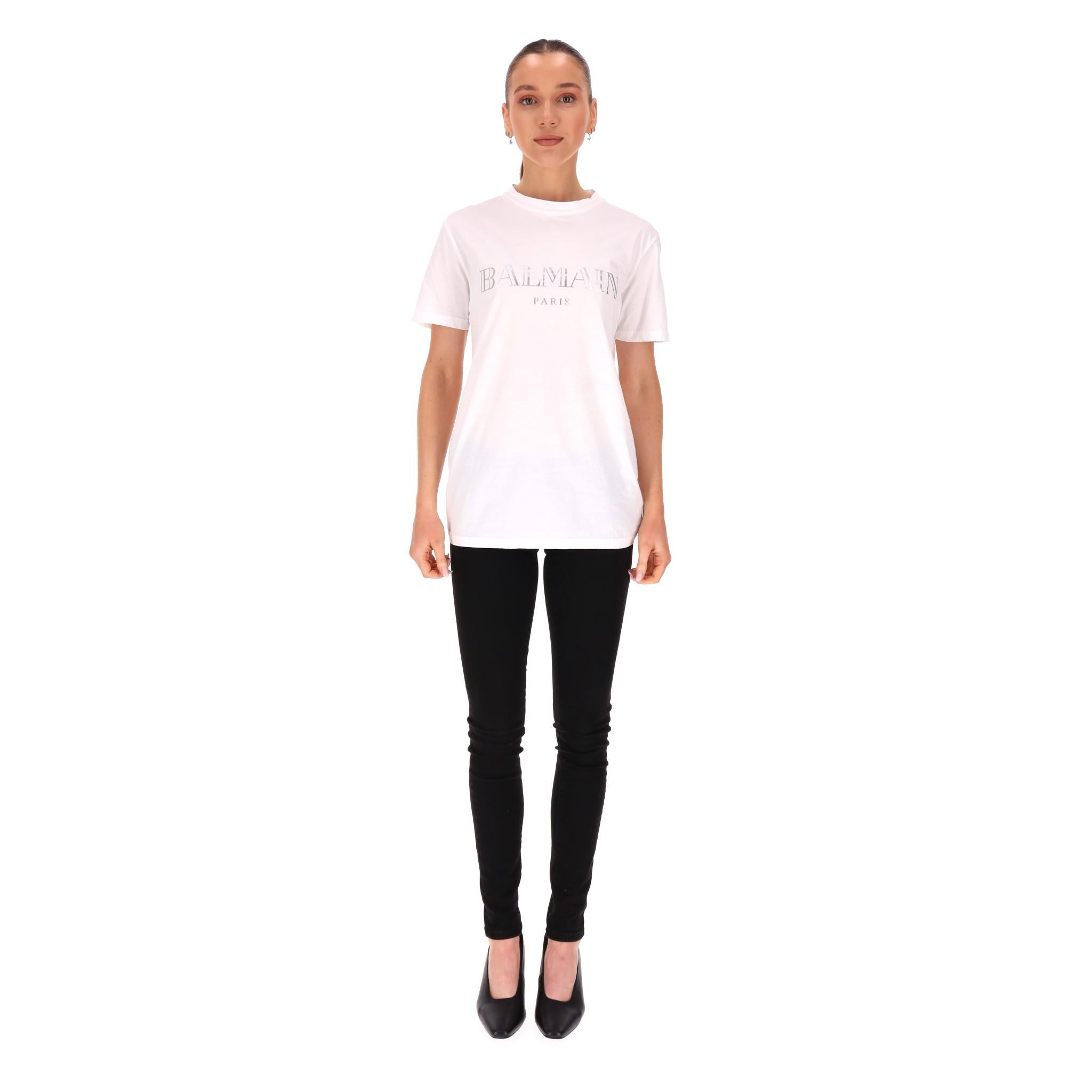 Balmain Logo Cotton T-Shirt

Classic white t-shirt crafted from cotton with 'Balmain Paris' logo signature to the front in silver.

Featuring ribbed crew neckline, short sleeves and regular fit. Rrp Approx. £375

Size – S

Condition – Very Good