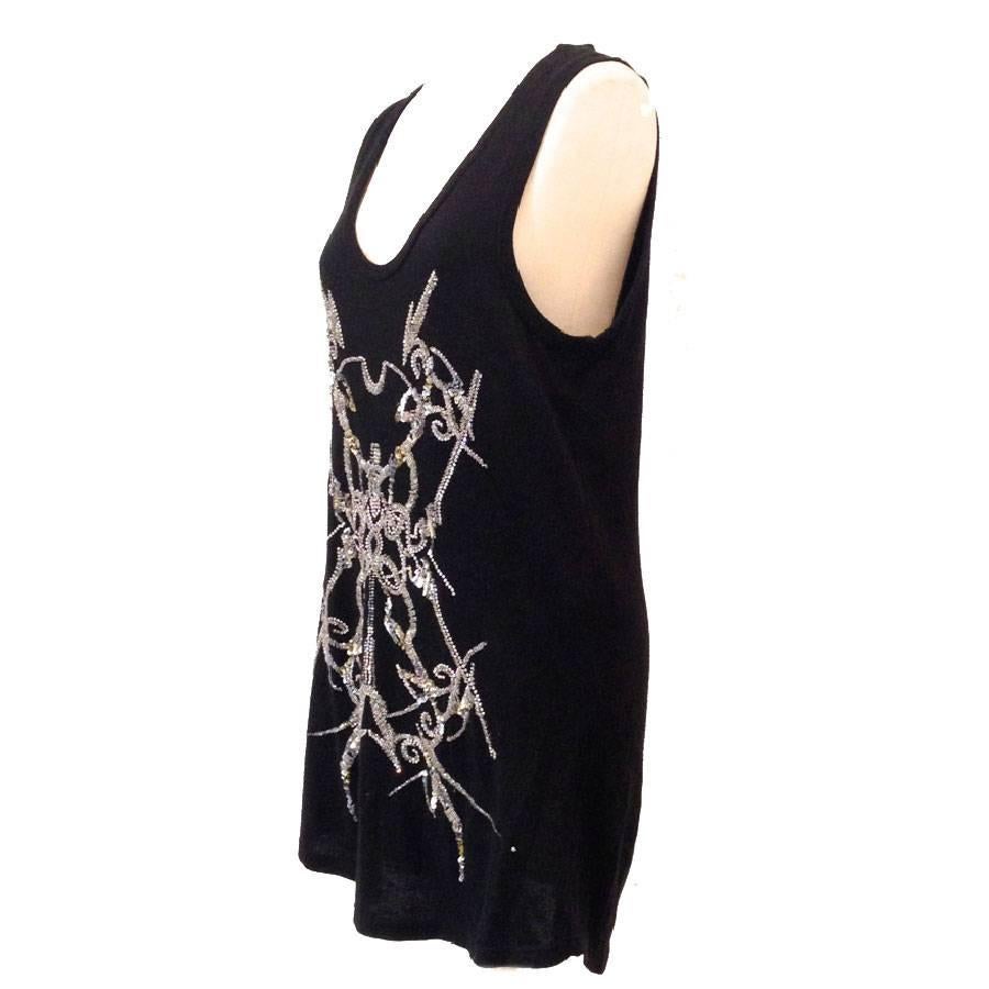 Beautiful Balmain long sleeveless T-shirt / dress (American sleeves) in black cotton and cashmere embroidered with sequins patterns and silver and gold pearls.
Made in France. In very good condition.

The flat dimensions: total length: 83 cm, front
