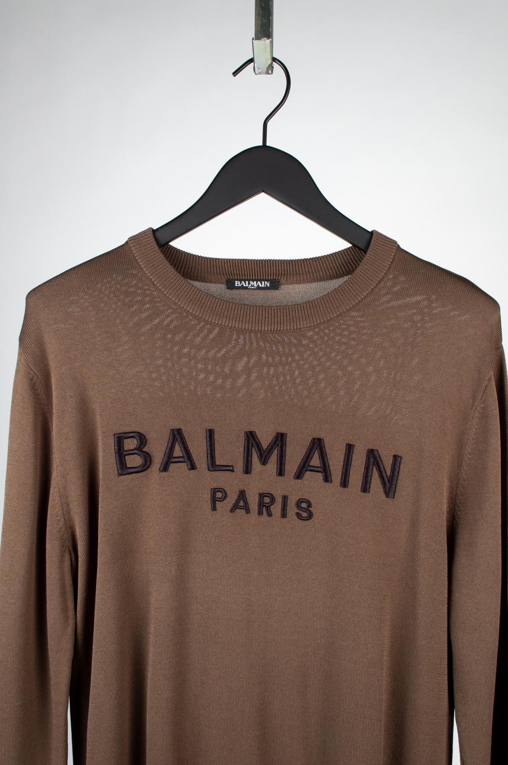 100% genuine Balmain Men Top Sweater, S606
Color: khaki
(An actual color may a bit vary due to individual computer screen interpretation)
Material: 65% viscose, 35% polyamide
Tag size: S/M
This sweater is great quality item. Rate 9 of 10, excellent
