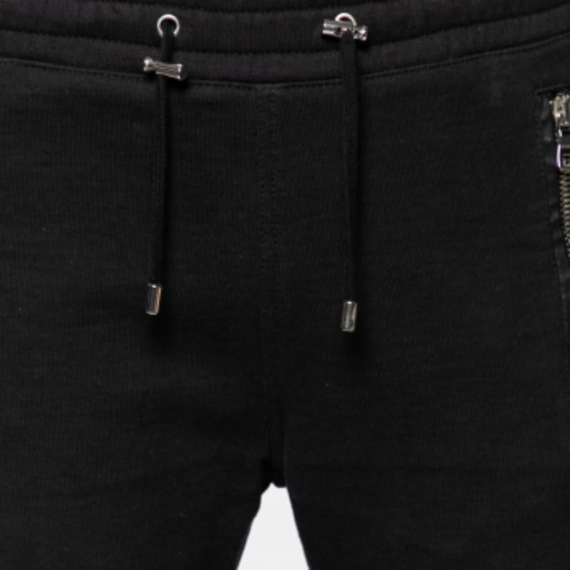 Sal a correr con estos joggers superelegantes, holgazanea o sal a hacer recados, la creación de Balmain te hará sentir cómoda todo el día. Se ha confeccionado con materiales de alta calidad y combinará bien con zapatillas, camisetas o sudaderas para
