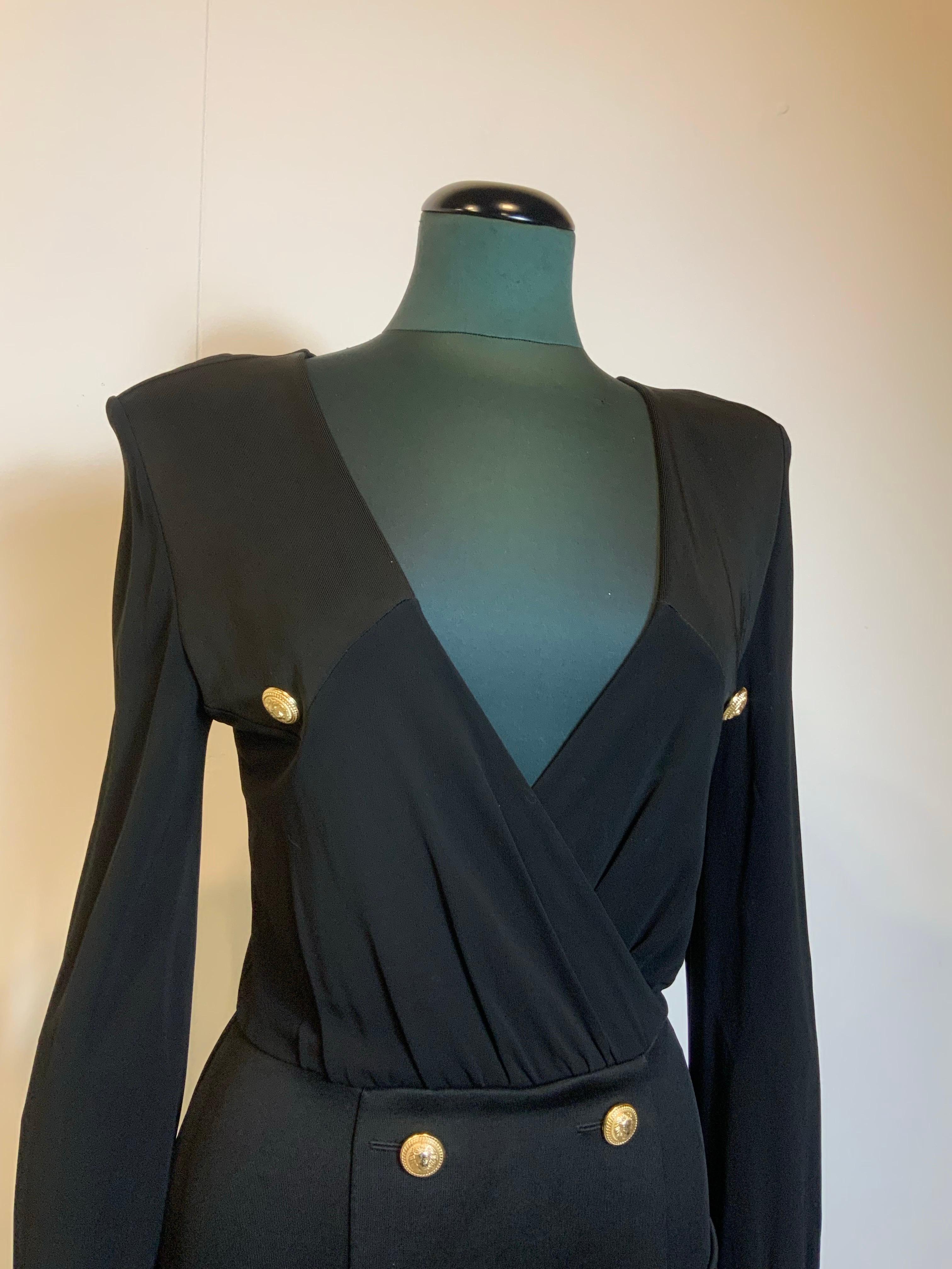 Balmain Kleid.
Das Label für Größe und Zusammensetzung fehlt.
Wir glauben, dass es sich um ein elastisches Viskosematerial handelt.
Passt zu einem internationalen S.
Schultern 46 cm (gepolsterte Schultergurte)
Oberweite 40 cm
Taille 32cm
Länge 84