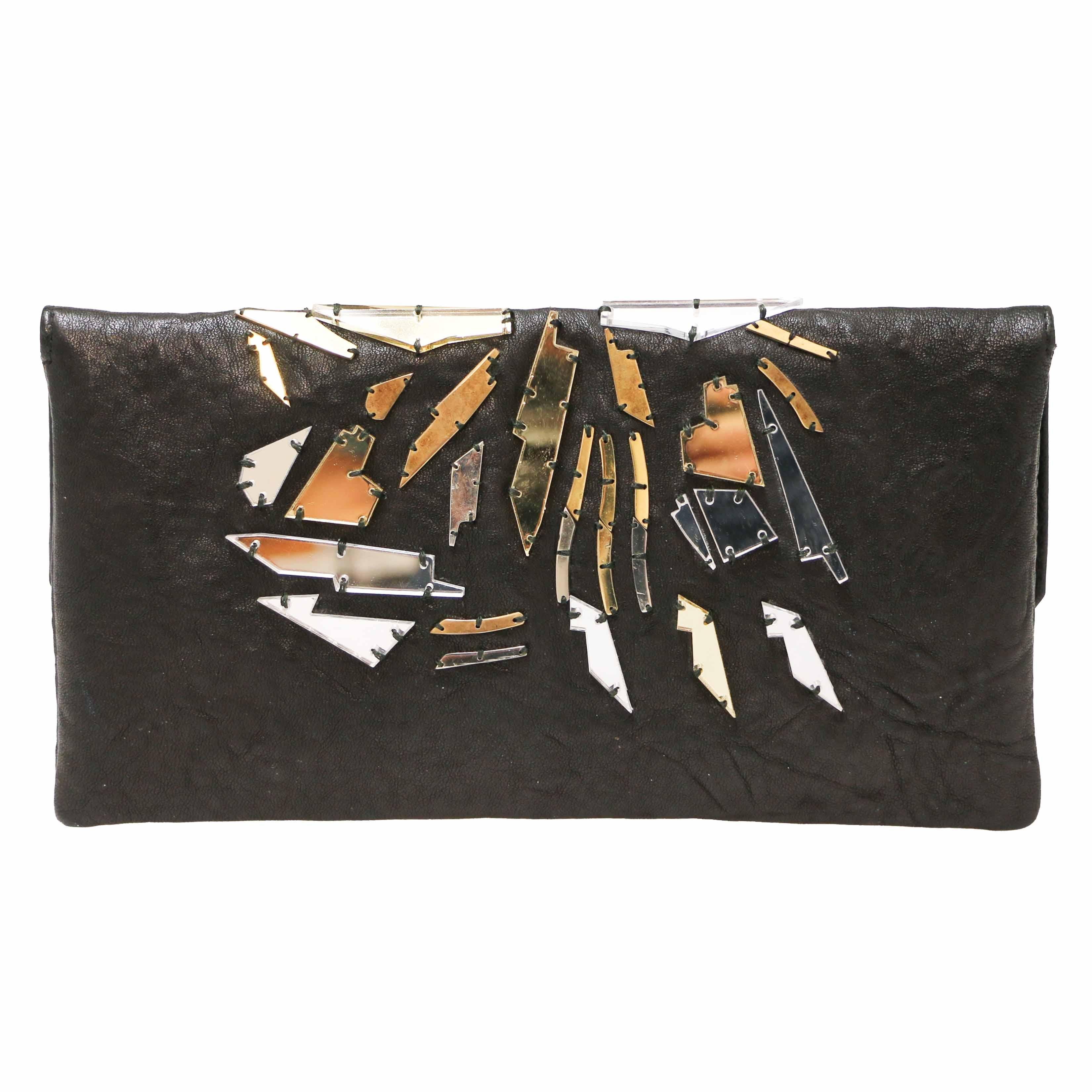 Superb black clutch from Balmain in black aged leather with mirrors

Condition: very good
Made in France
Collection: evening clutches
Materials: aged lamb leather
Interior: lining in black leather
Colors: black, mirrors: silver, aged gold
Magnet