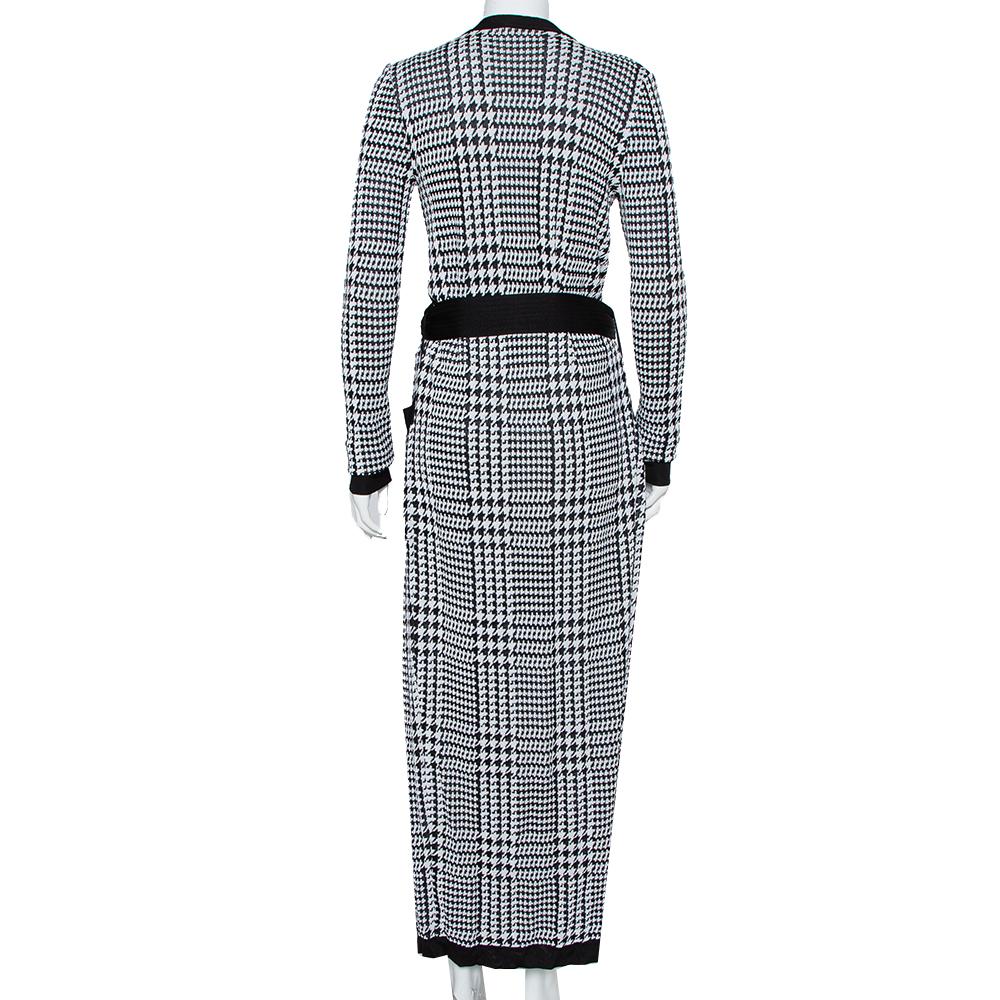This long cardigan from Balmain impresses us totally! The monochrome knit creation has been designed with a houndstooth pattern all over and features a deep V-neckline, a tie detailing on the waist, two pockets, and long sleeves. This classy