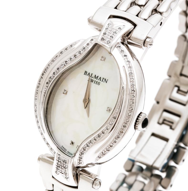 Dieser Zeitmesser von Balmain erregt unsere Bewunderung auf den ersten Blick. Die Uhr ist aus Edelstahl gefertigt, und das Gehäuse hat eine wirbelnde Form mit funkelnden Diamanten auf der Lünette. Sie ist mit einem ausgezeichneten Handaufzugswerk