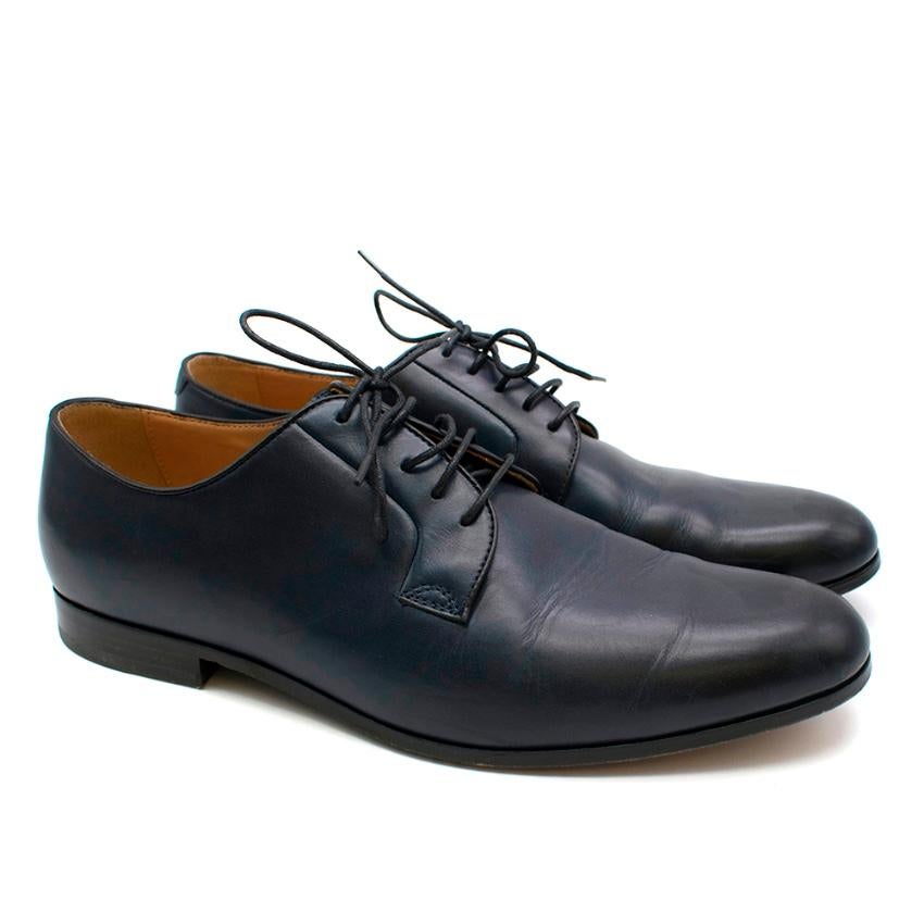 Balmain Navy Leder Klassische Oxford Schuhe

- Abgerundete Zehe 
- Geschnürte Front 
- Innenausstattung aus braunem Leder 
- Geprägtes Branding auf der Innensohle 
- Eingeschnitztes Branding an der Sohle 
- Tonal genäht 
- Blockabsatz aus