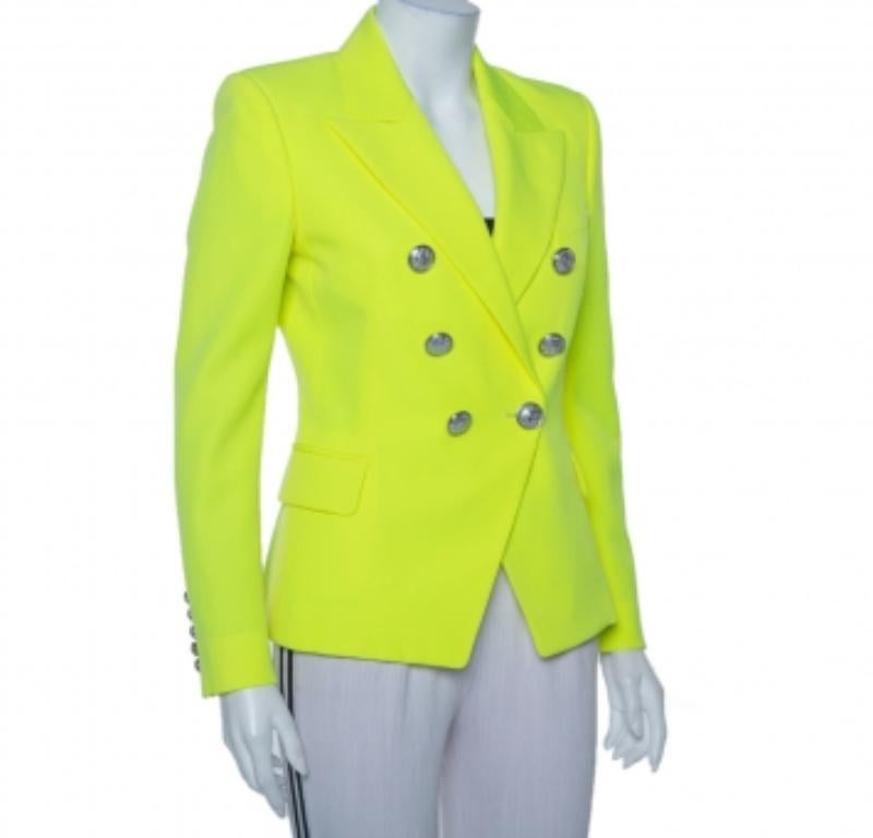 Attirez l'attention en portant ce blazer contemporain de Balmain. Ce blazer jaune confortable et élégant est conçu dans un style croisé avec des poches et des manches longues. Utilisez cette création attrayante et chic pour afficher votre style