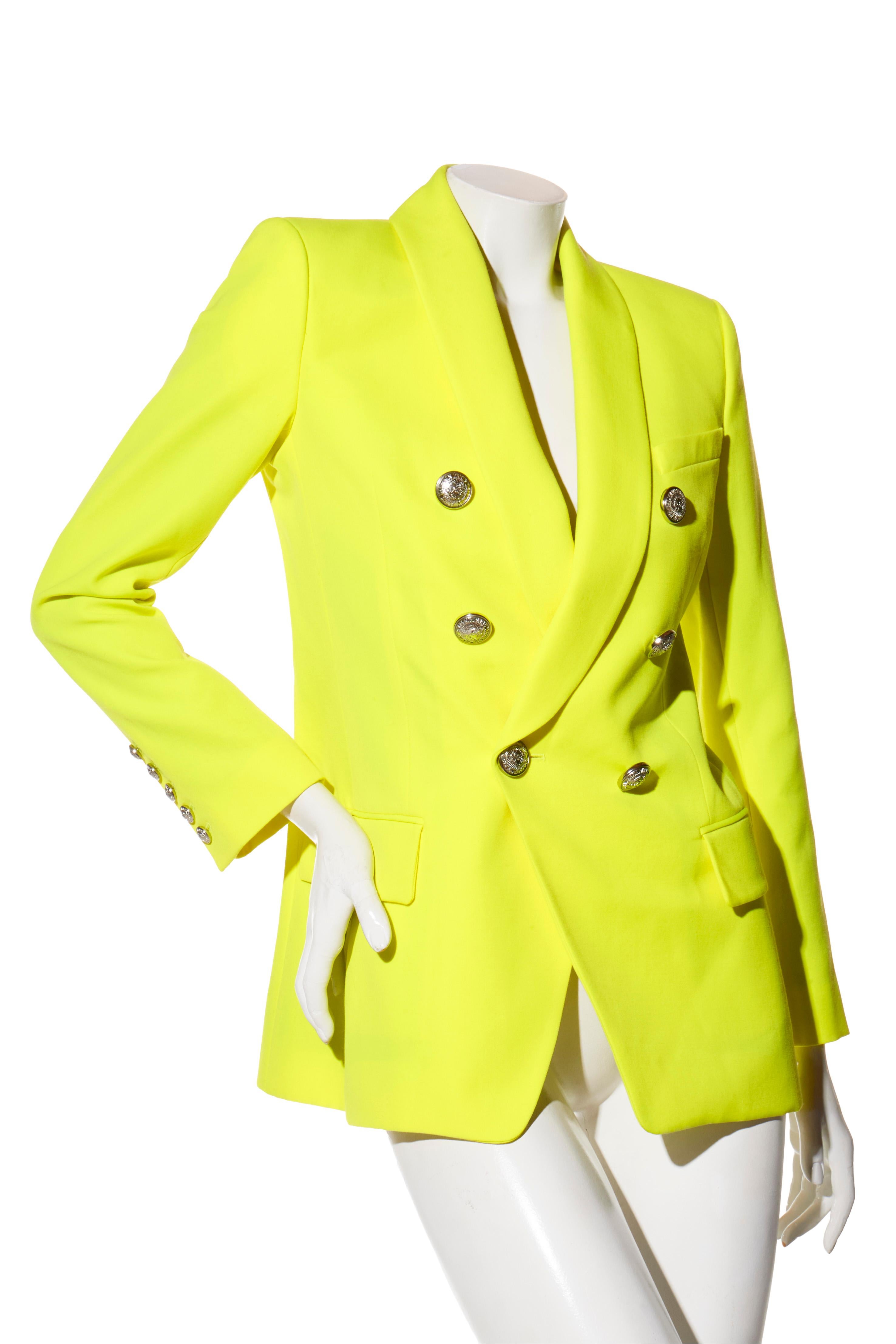 Balmain Neongelbes Wollblazer mit Doppelreihern FR 38

Peppen Sie Ihre Garderobe mit diesem auffälligen zweireihigen Blazer von Balmain Paris in einem auffälligen neongelben Farbton auf. Das in der Slowakei aus 100 % Schurwolle und einem