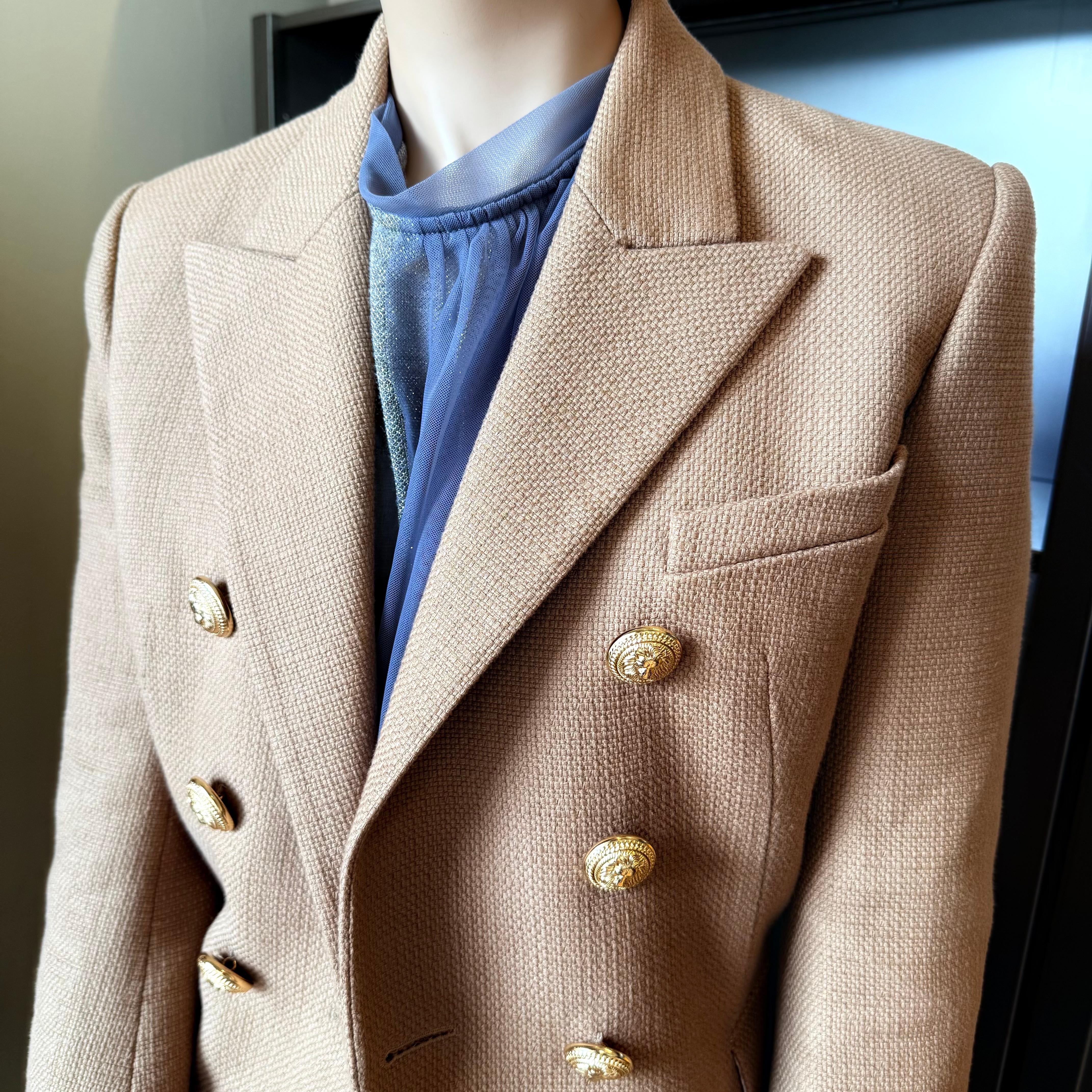 Splendida giacca Balmain
Stile a doppio petto
100% cotone incrociato
Colore Noisette
Bottoni dorati lavorati
Tre tasche
Lunghezza spalla/fianchi cm 58 (22,8 pollici)
Spalla cm 40 (15,7 pollici)
Spedizione prioritaria in tutto il mondo inclusa nel
