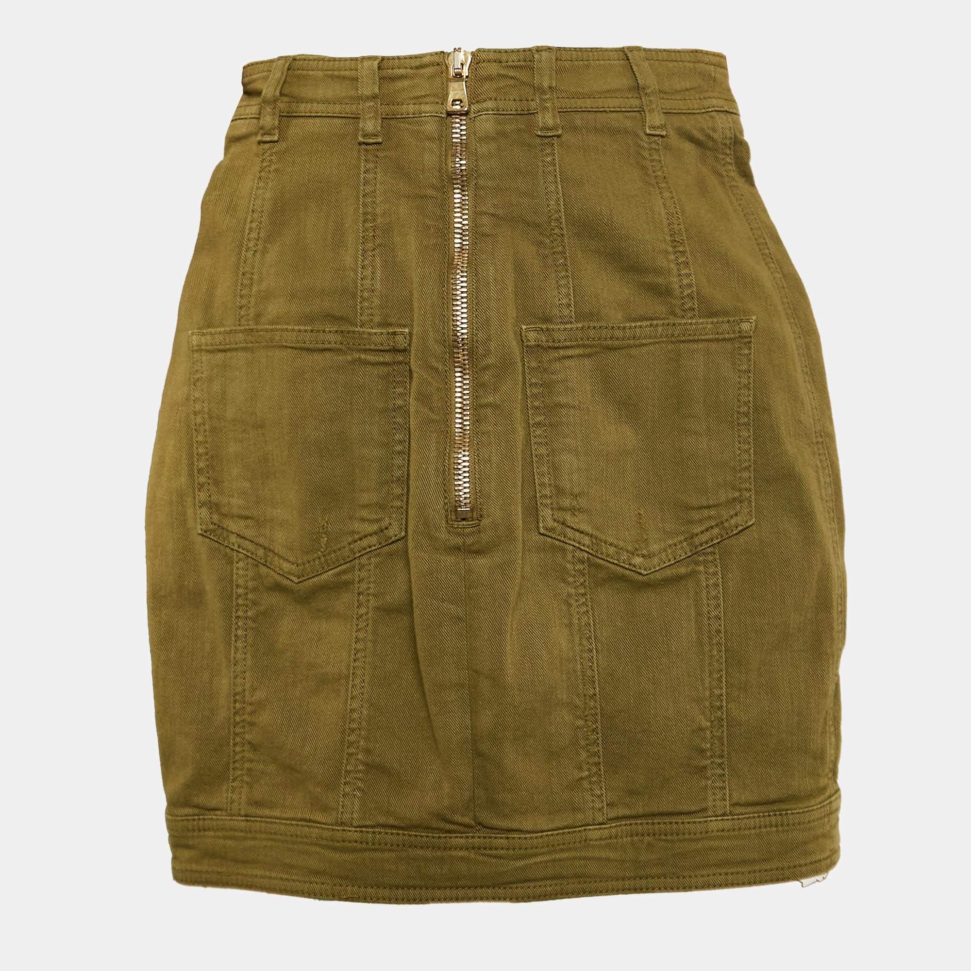 Prova il fascino dell'abbigliamento firmato con questa splendida gonna. Realizzato con tessuti di qualità  la gonna ha un fascino semplice e un'ottima vestibilità. Abbinalo a una camicetta sartoriale o a un semplice top e tacchi alti.