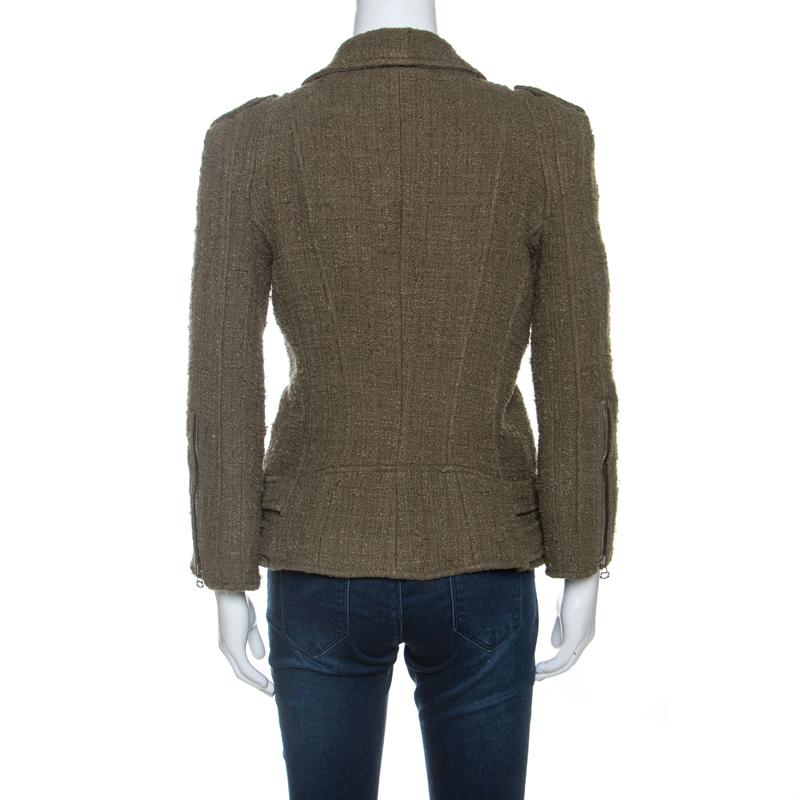 This exquisite jacket from the house of Balmain is a must-have for every fashionista. Crafted meticulously, this jacket is made of tweed and comes in a lovely shade of olive green. It is equipped with a zip front, a collar, long sleeves, slightly