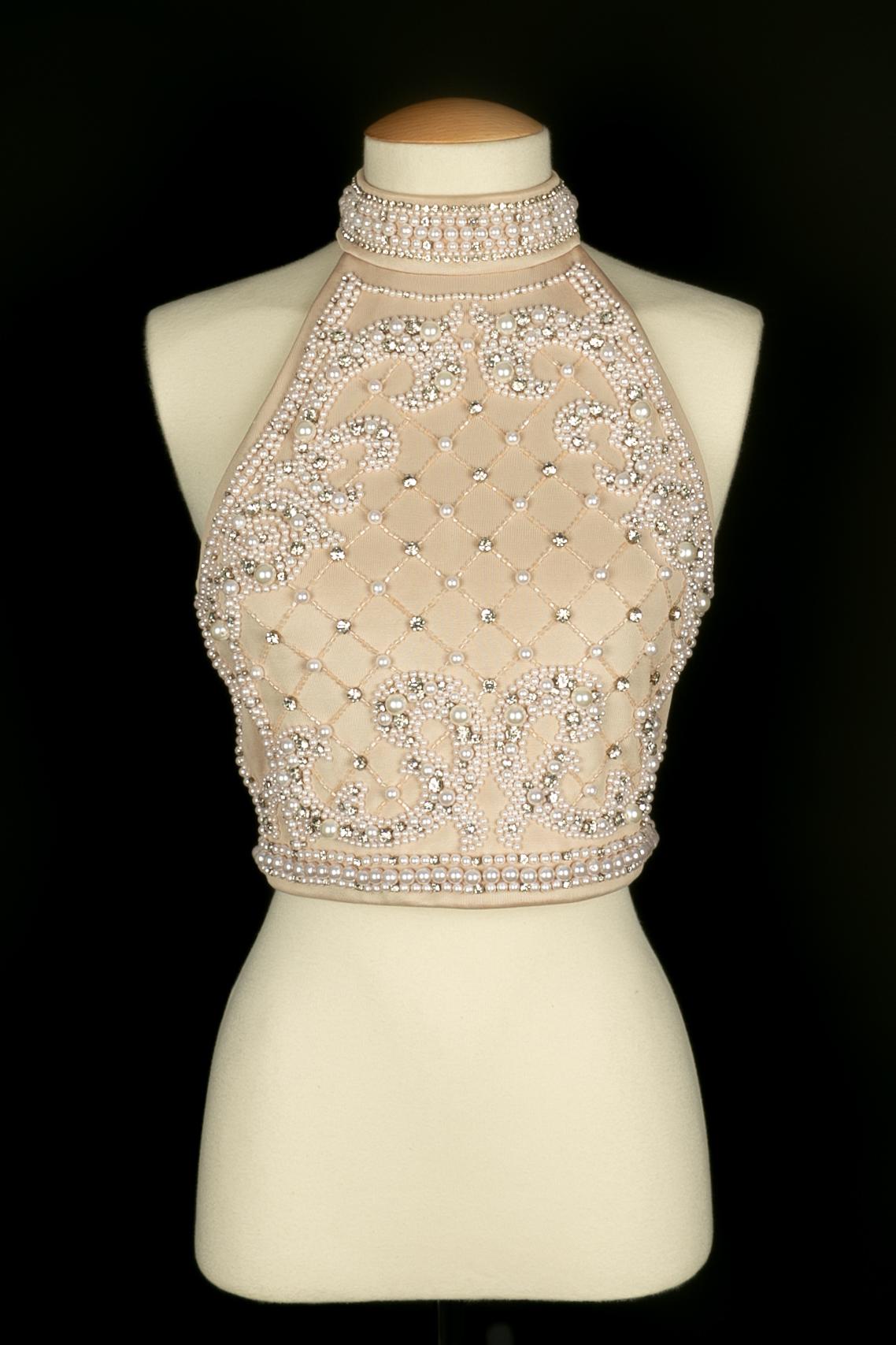 BALMAIN - Top ouvert dans le dos, de couleur nude, cousu de perles fantaisie et de strass. Taille 36FR.

Condit :
Très bon état.

Dimensions :
Poitrine : 40 cm

SKU:FH254
