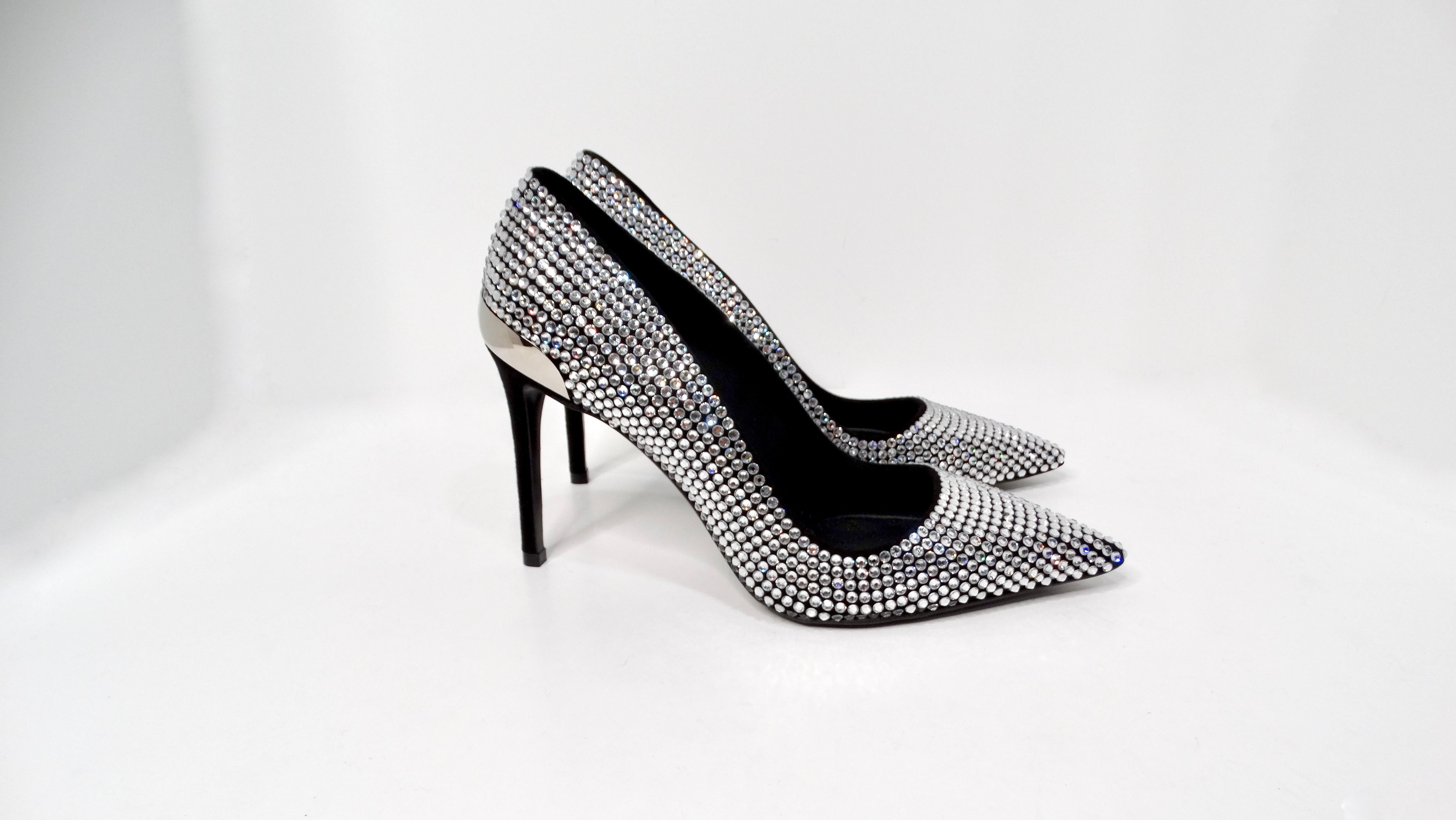 Entra nel lusso con le Balmain Oris Suede & Rhinestone Embellished Pumps, una scarpa di grande effetto che incarna senza sforzo l'opulenza e la raffinatezza. Realizzate in ricco camoscio nero, queste décolleté sono impreziosite da una squisita serie